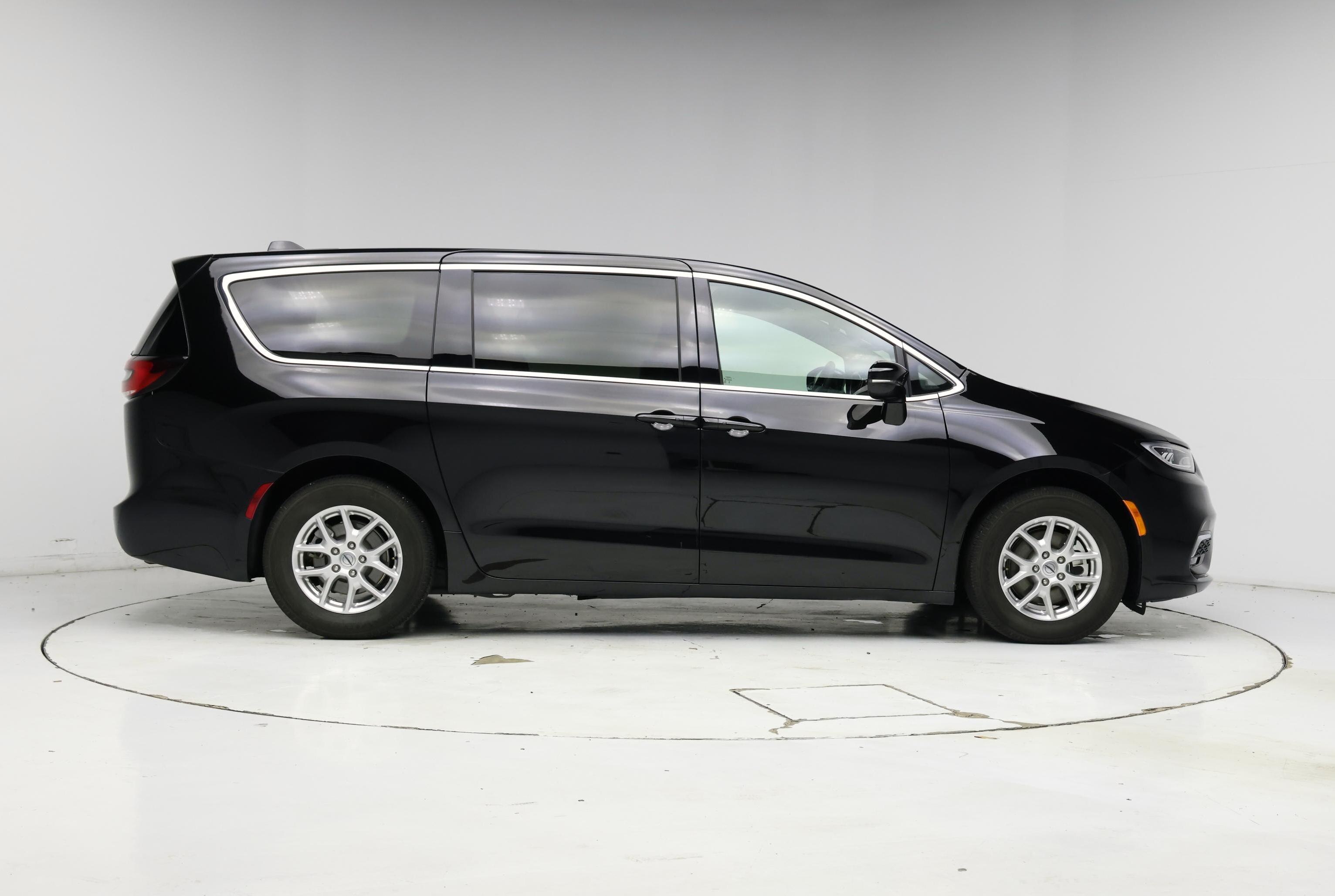 Thumbnail: 2025 Chrysler Pacifica - 7