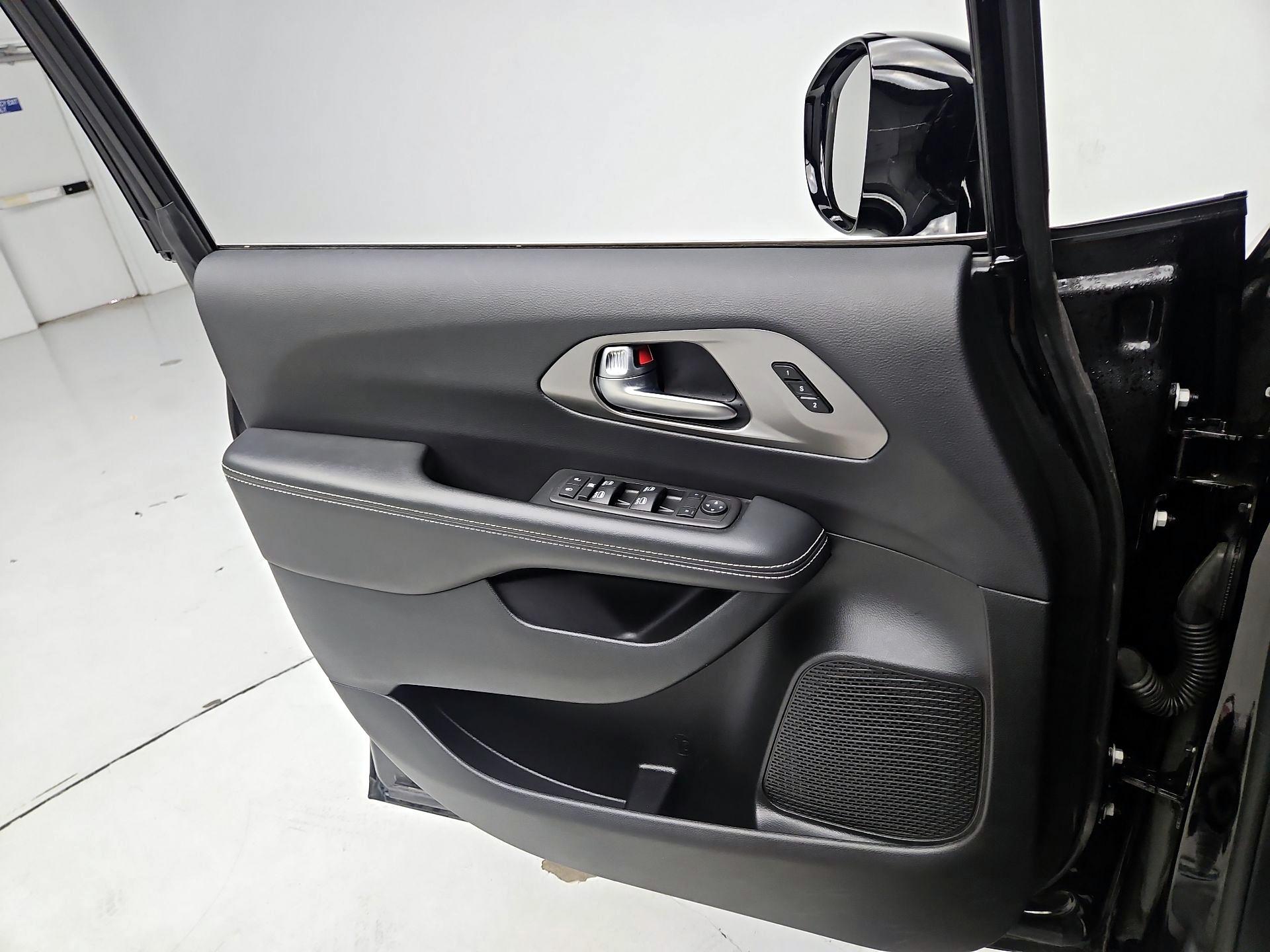 Thumbnail: 2025 Chrysler Pacifica - 12