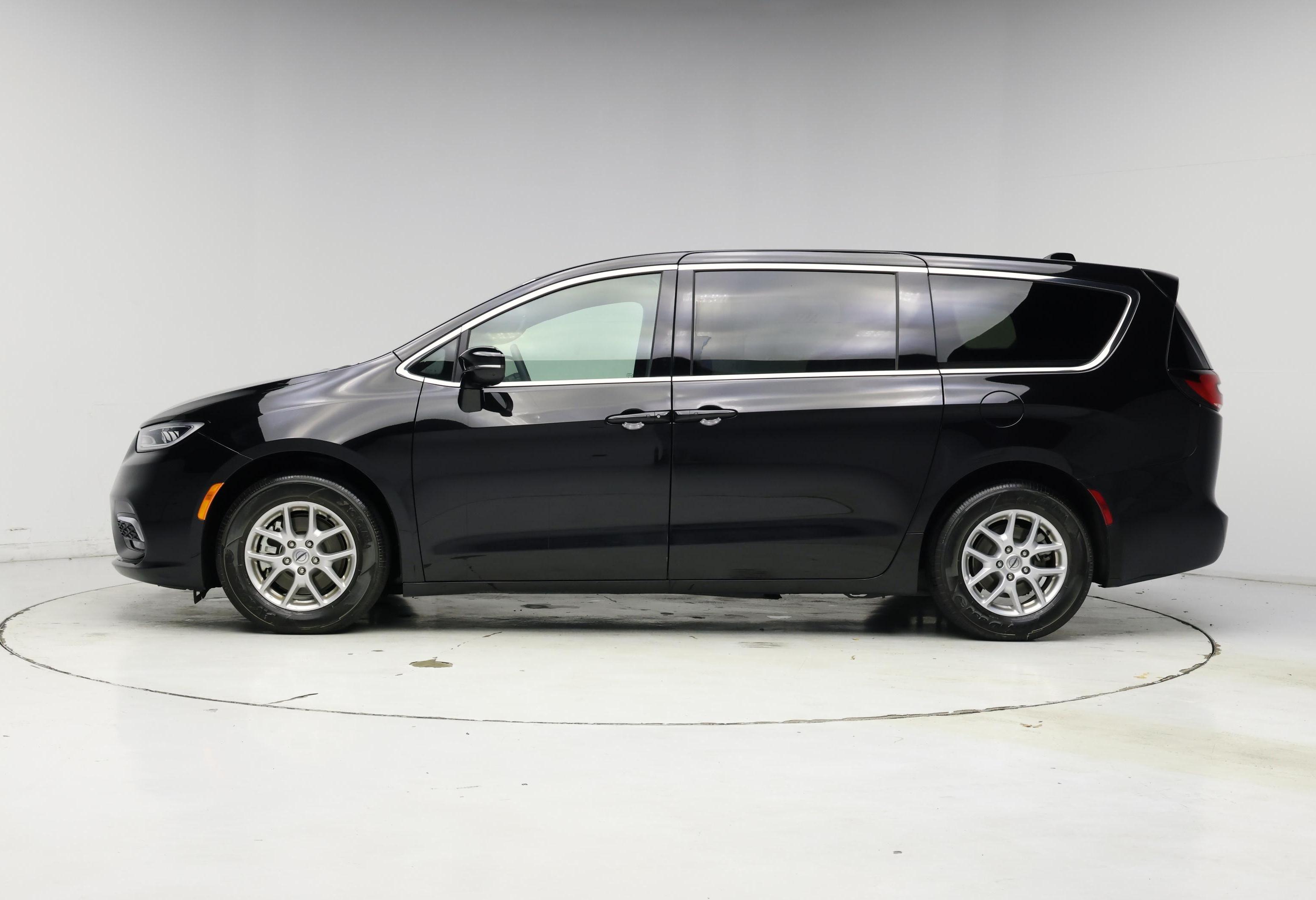 Thumbnail: 2025 Chrysler Pacifica - 3