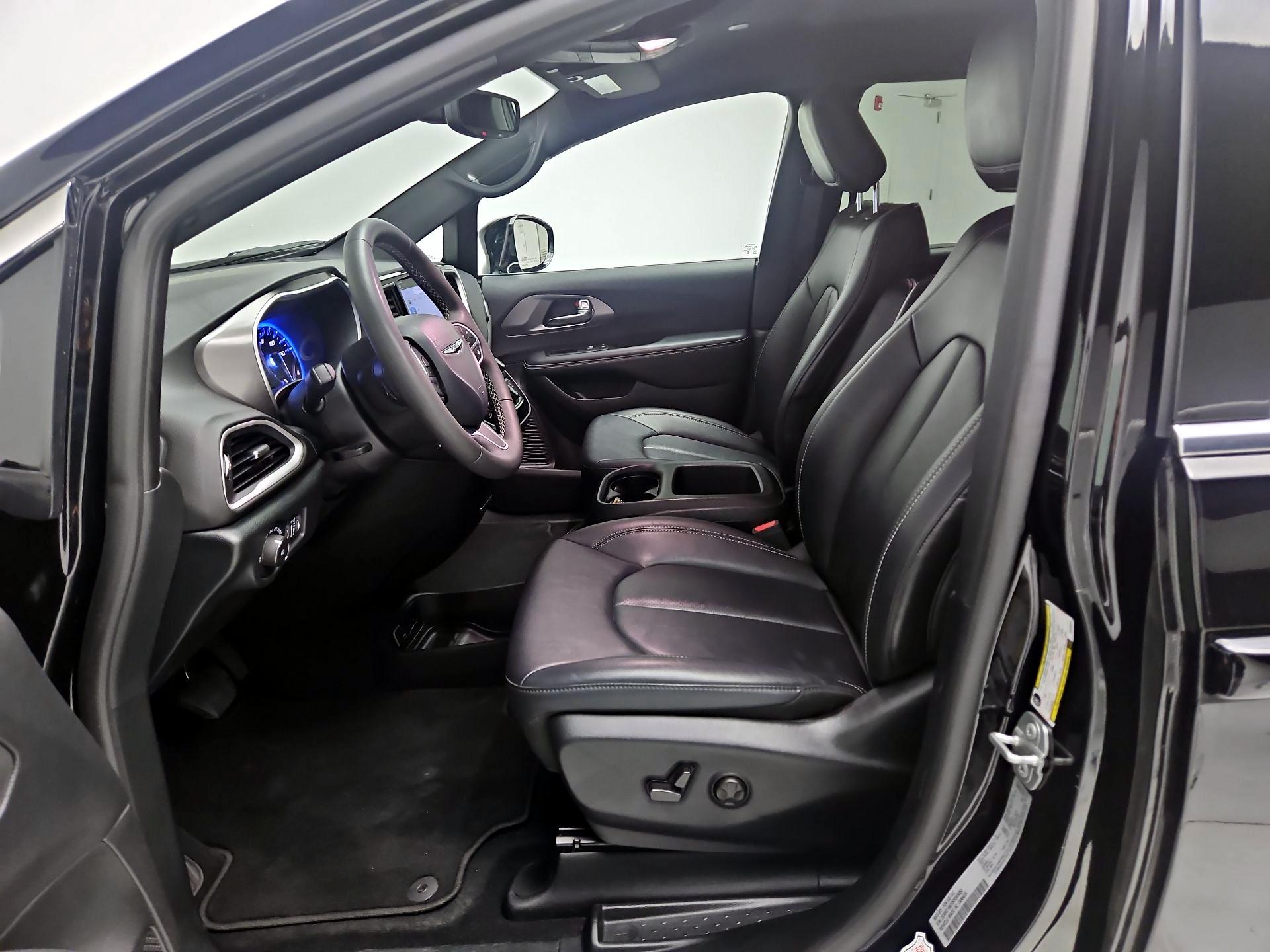 Thumbnail: 2025 Chrysler Pacifica - 11