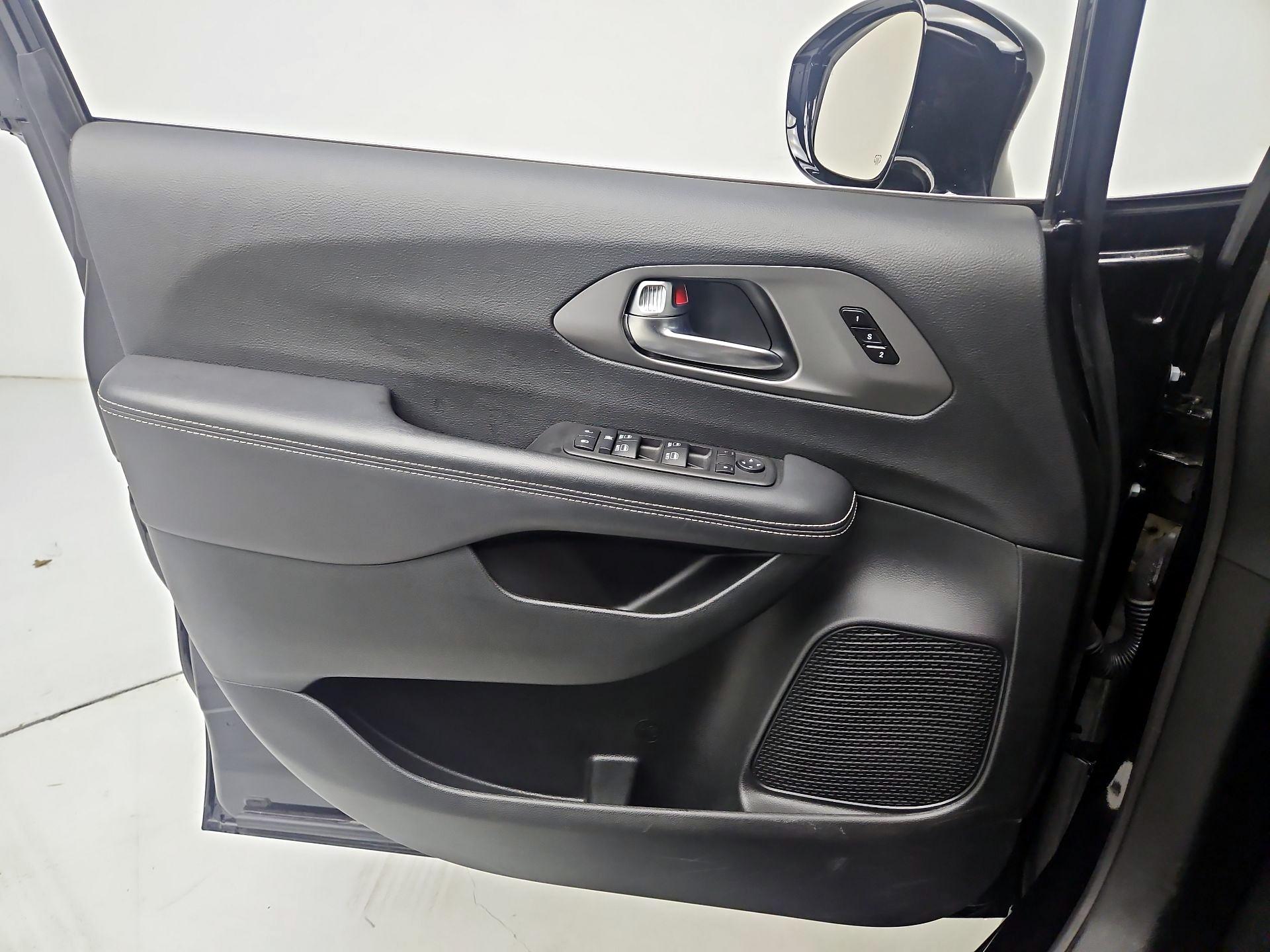 Thumbnail: 2025 Chrysler Pacifica - 12