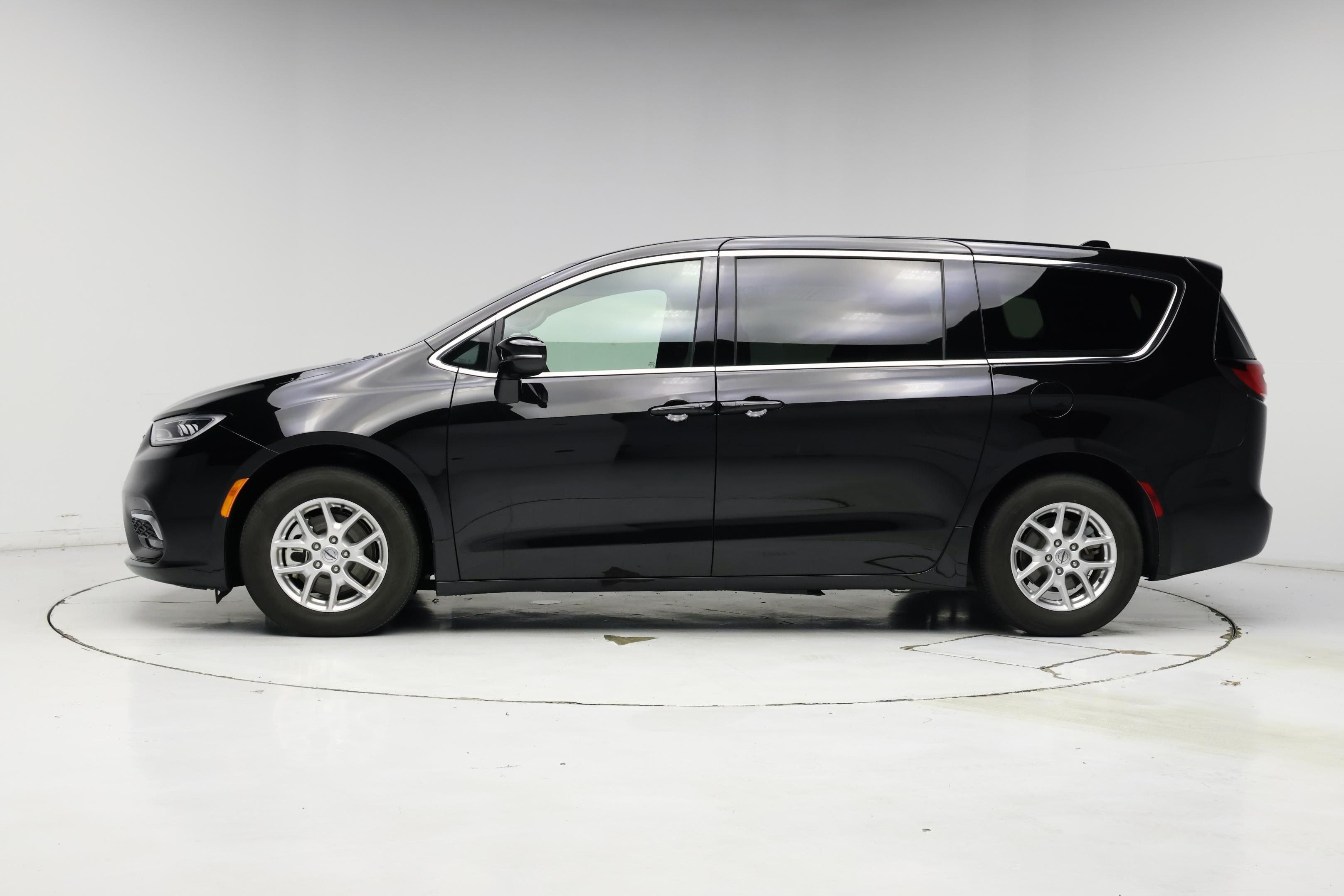 Thumbnail: 2025 Chrysler Pacifica - 3