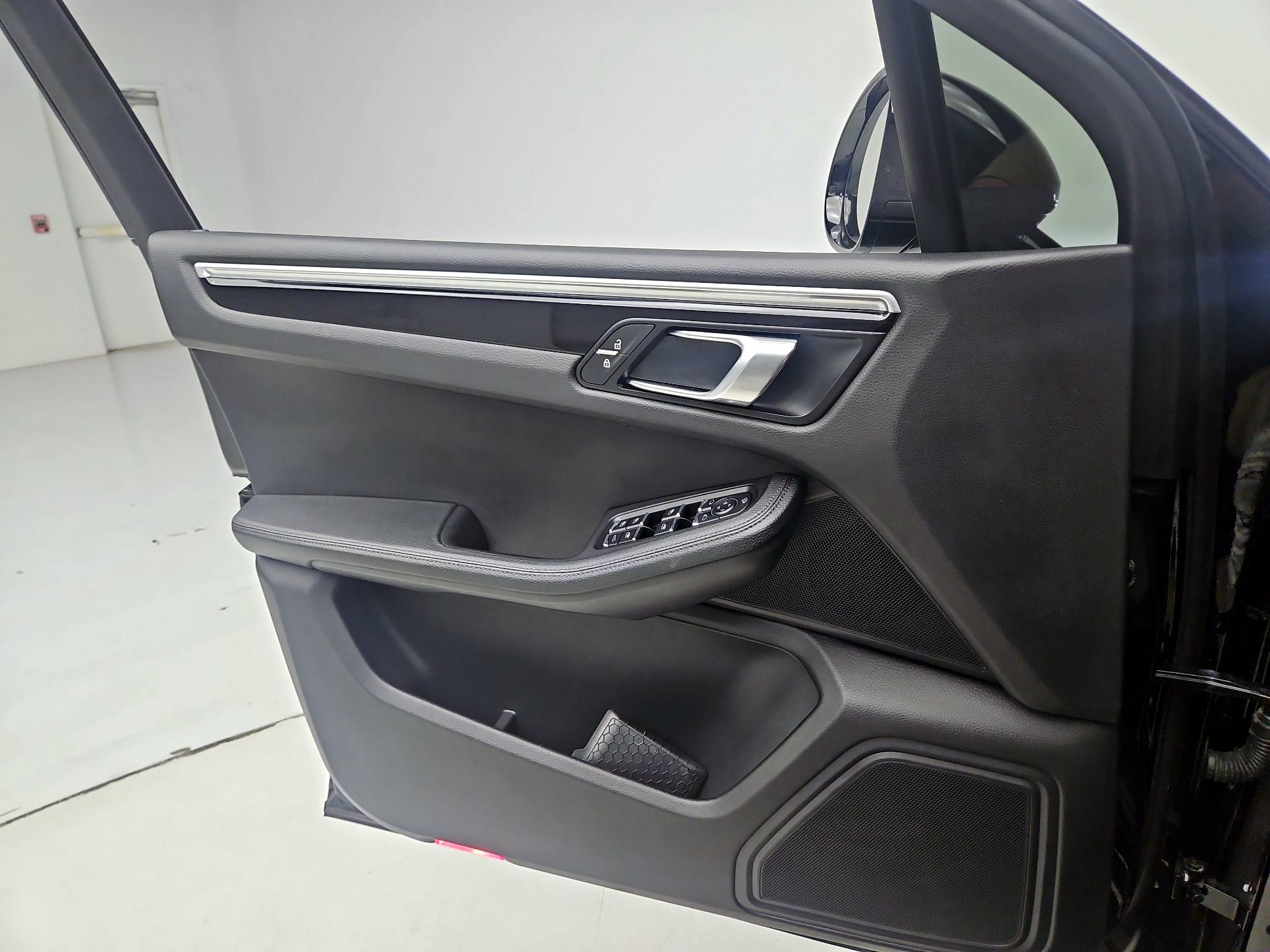 Thumbnail: 2023 Porsche Macan - 12