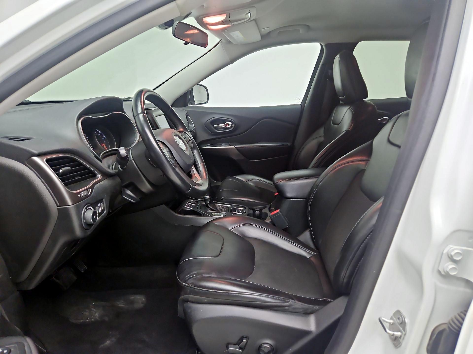 Thumbnail: 2019 Jeep Cherokee - 11