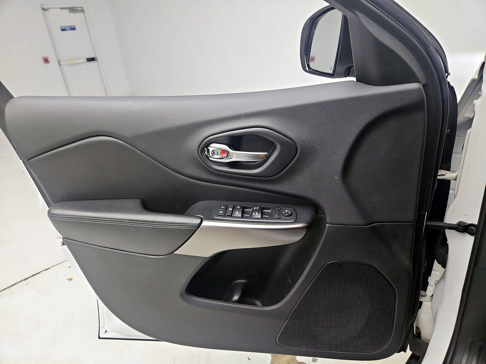 Thumbnail: 2019 Jeep Cherokee - 12