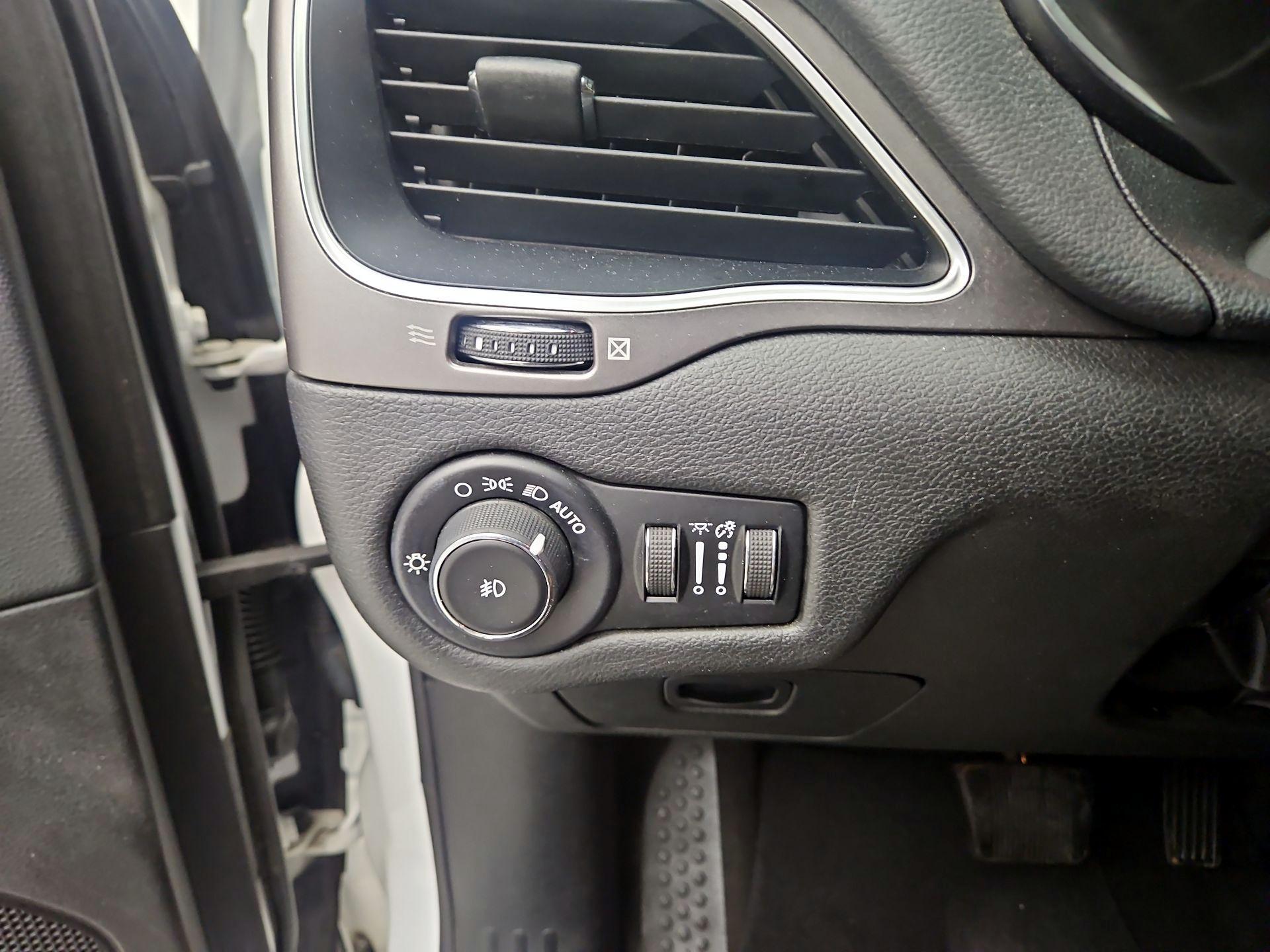 Thumbnail: 2019 Jeep Cherokee - 13