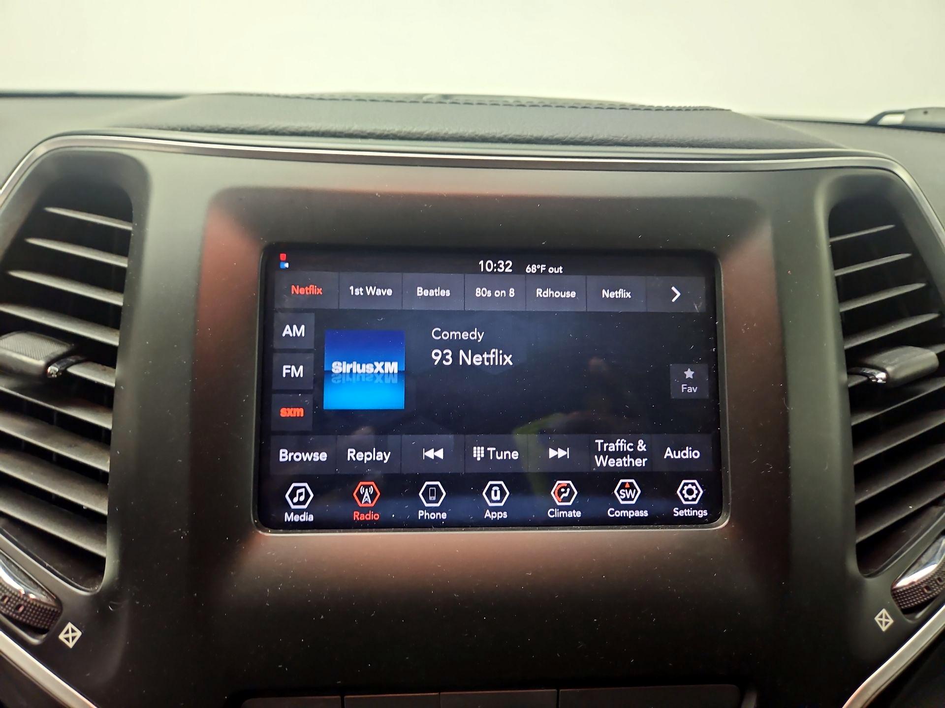 Thumbnail: 2019 Jeep Cherokee - 16