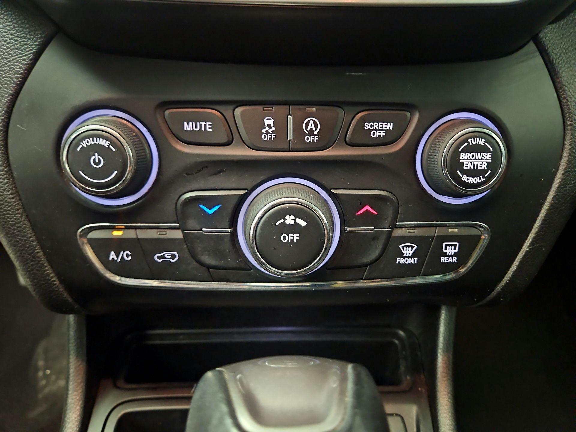 Thumbnail: 2019 Jeep Cherokee - 17