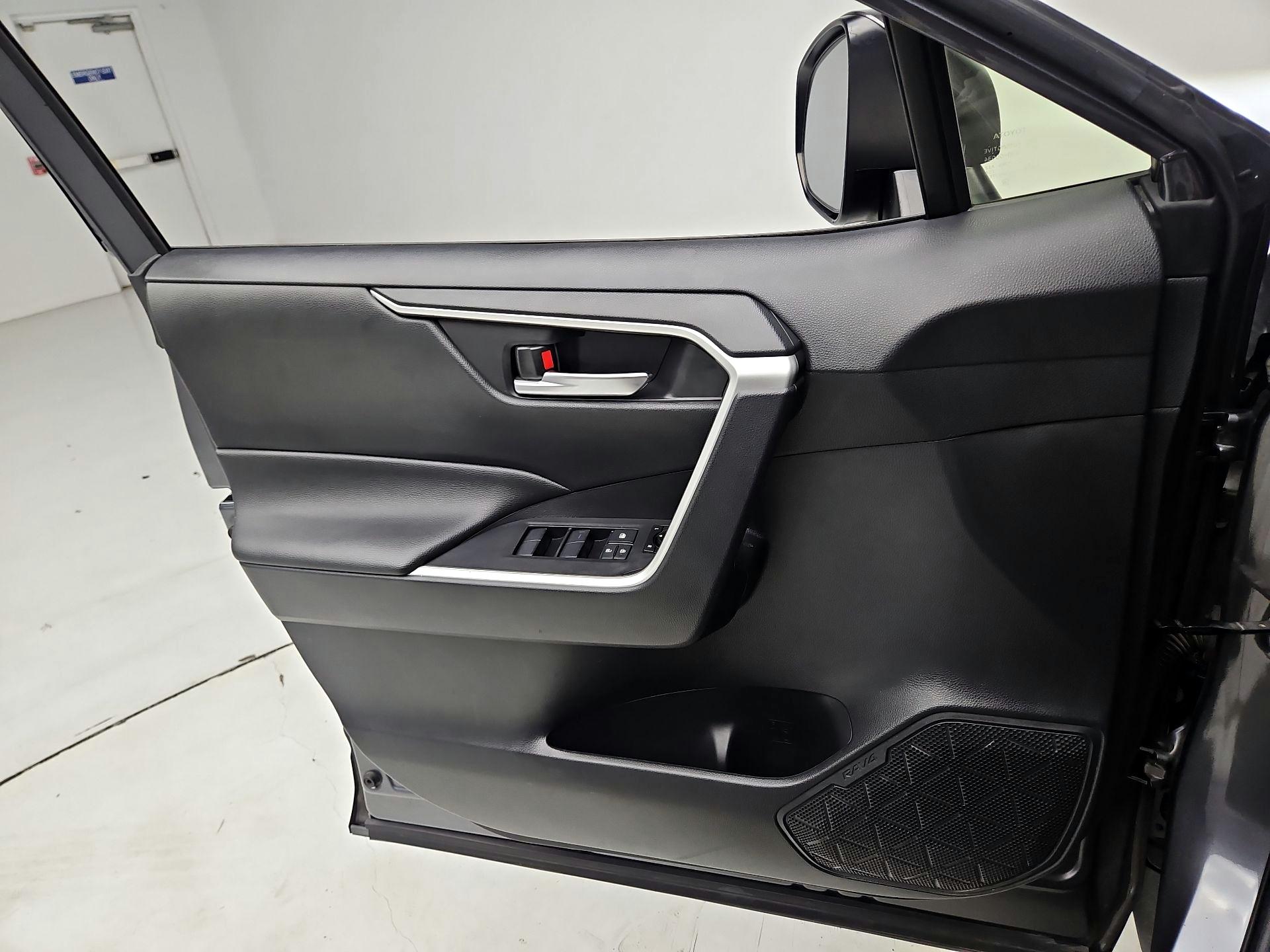 Thumbnail: 2020 Toyota RAV4 - 12