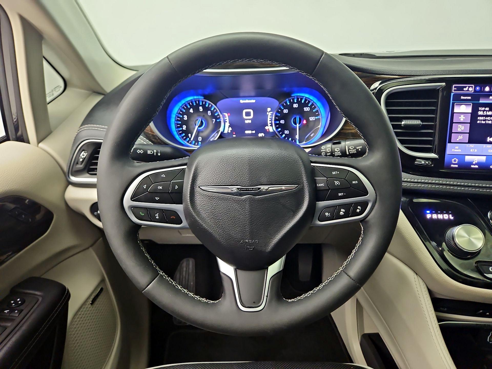 Thumbnail: 2023 Chrysler Pacifica - 10