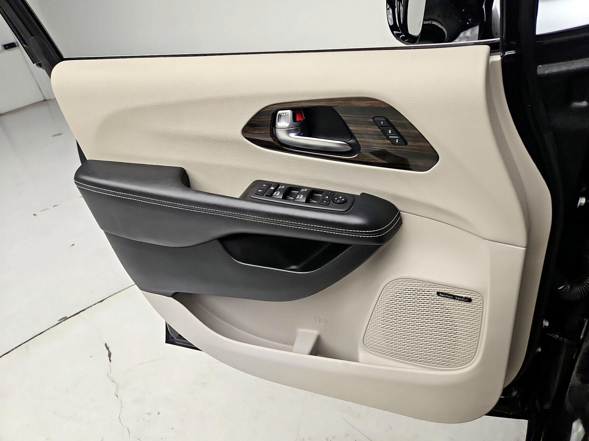 Thumbnail: 2023 Chrysler Pacifica - 12