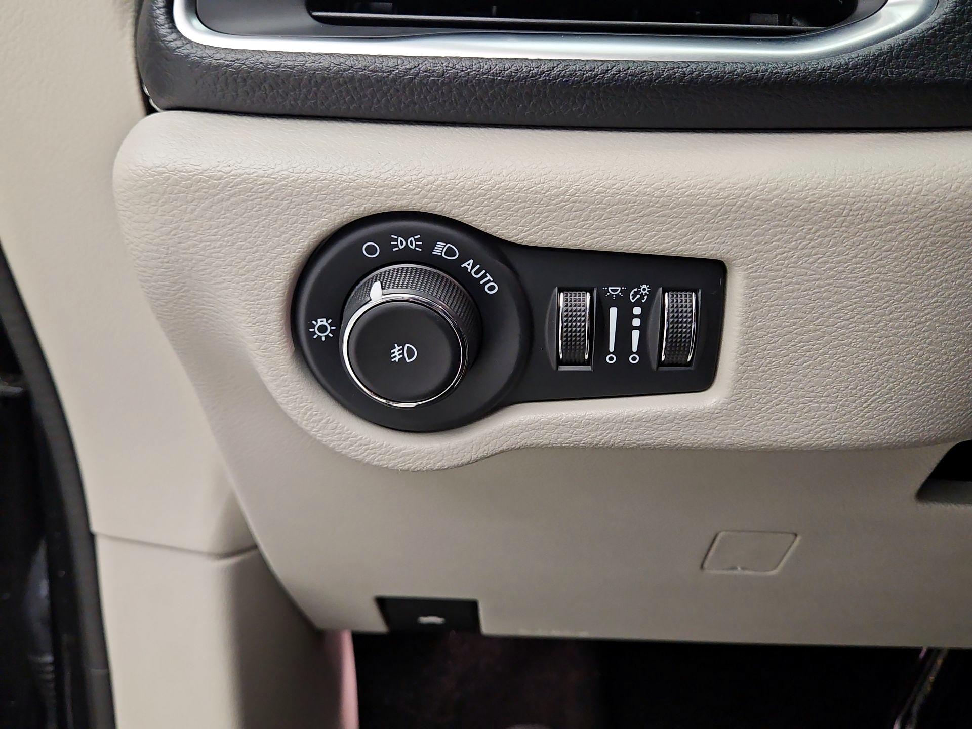 Thumbnail: 2023 Chrysler Pacifica - 13