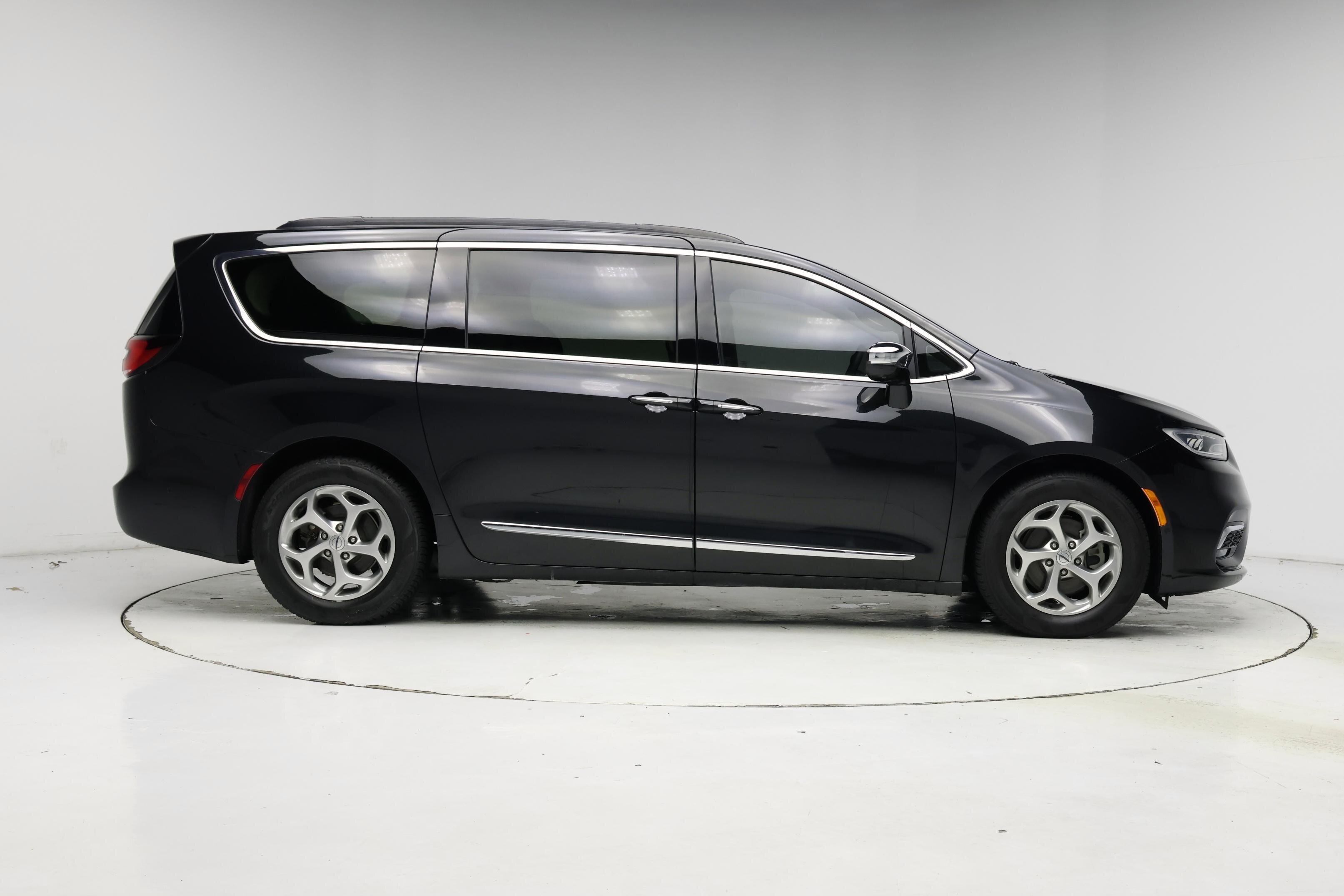 Thumbnail: 2023 Chrysler Pacifica - 7