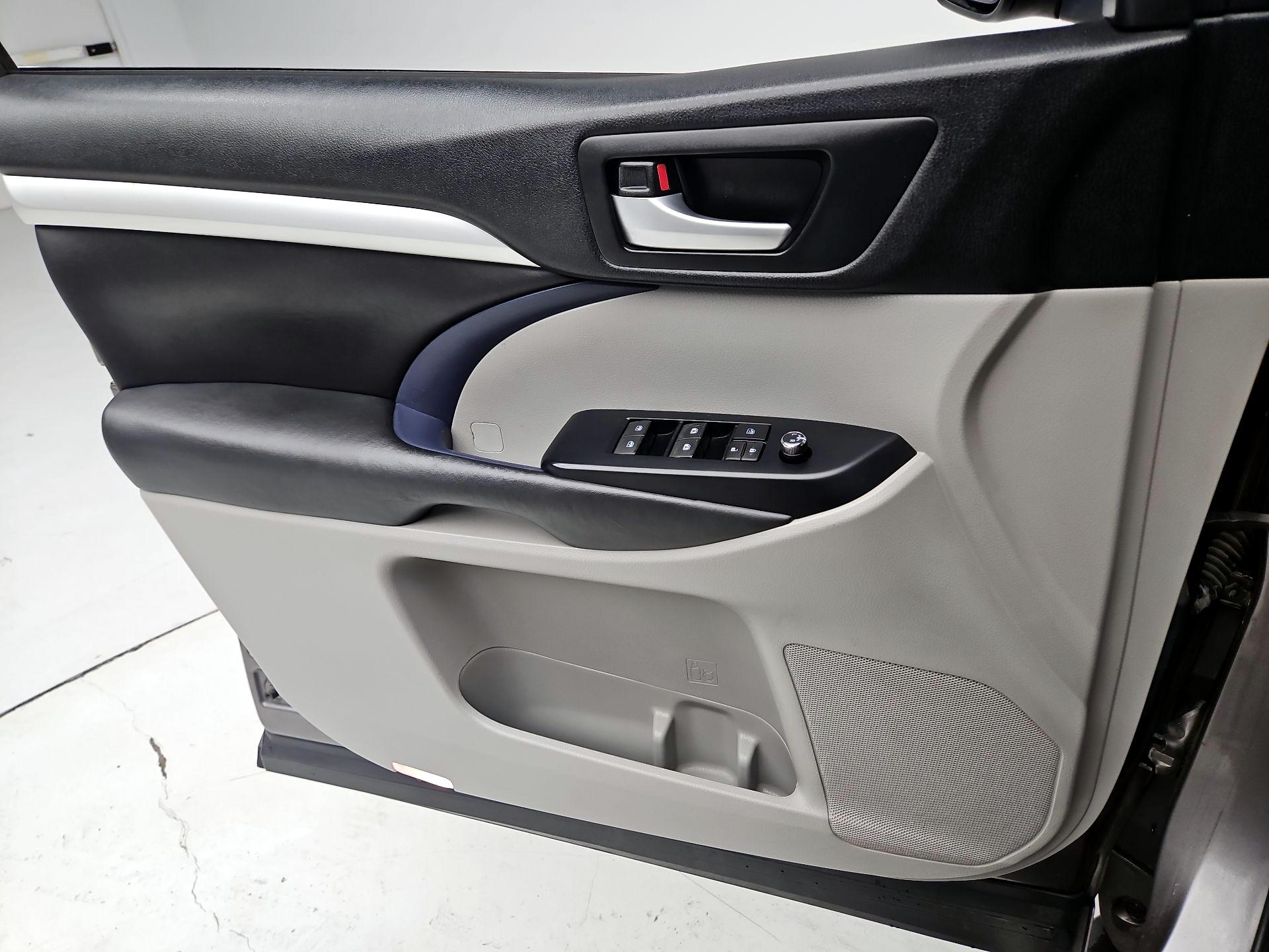 Thumbnail: 2017 Toyota Highlander - 12