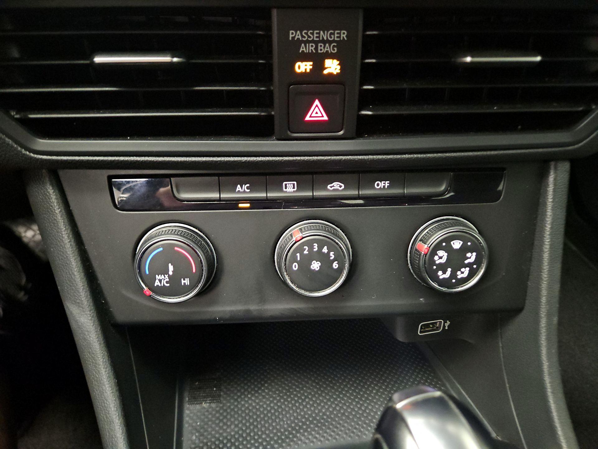 Thumbnail: 2019 Volkswagen Jetta - 16