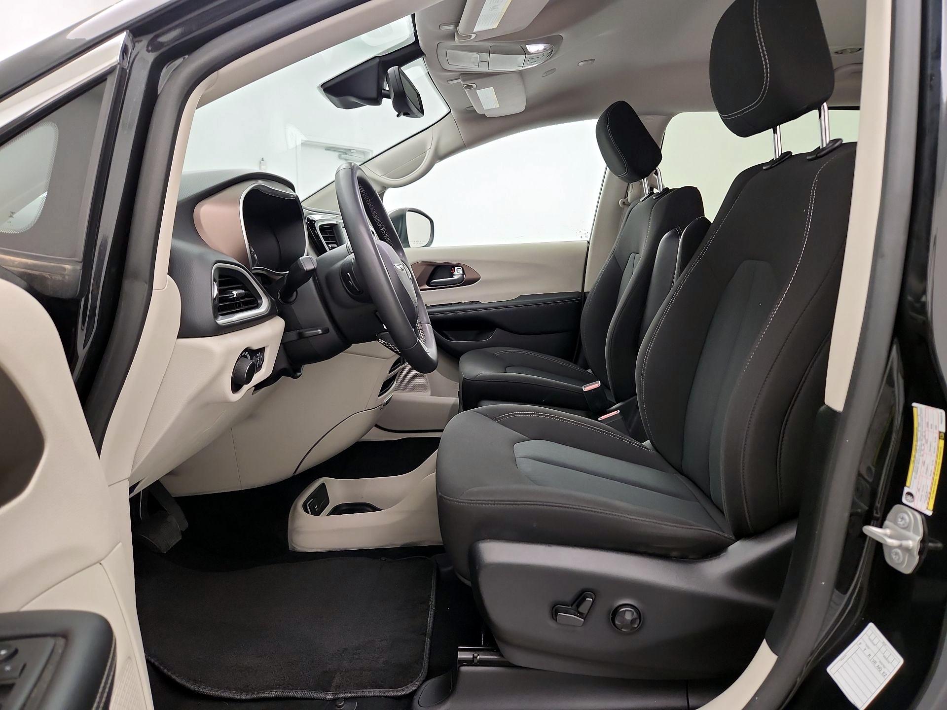 Thumbnail: 2023 Chrysler Voyager - 11