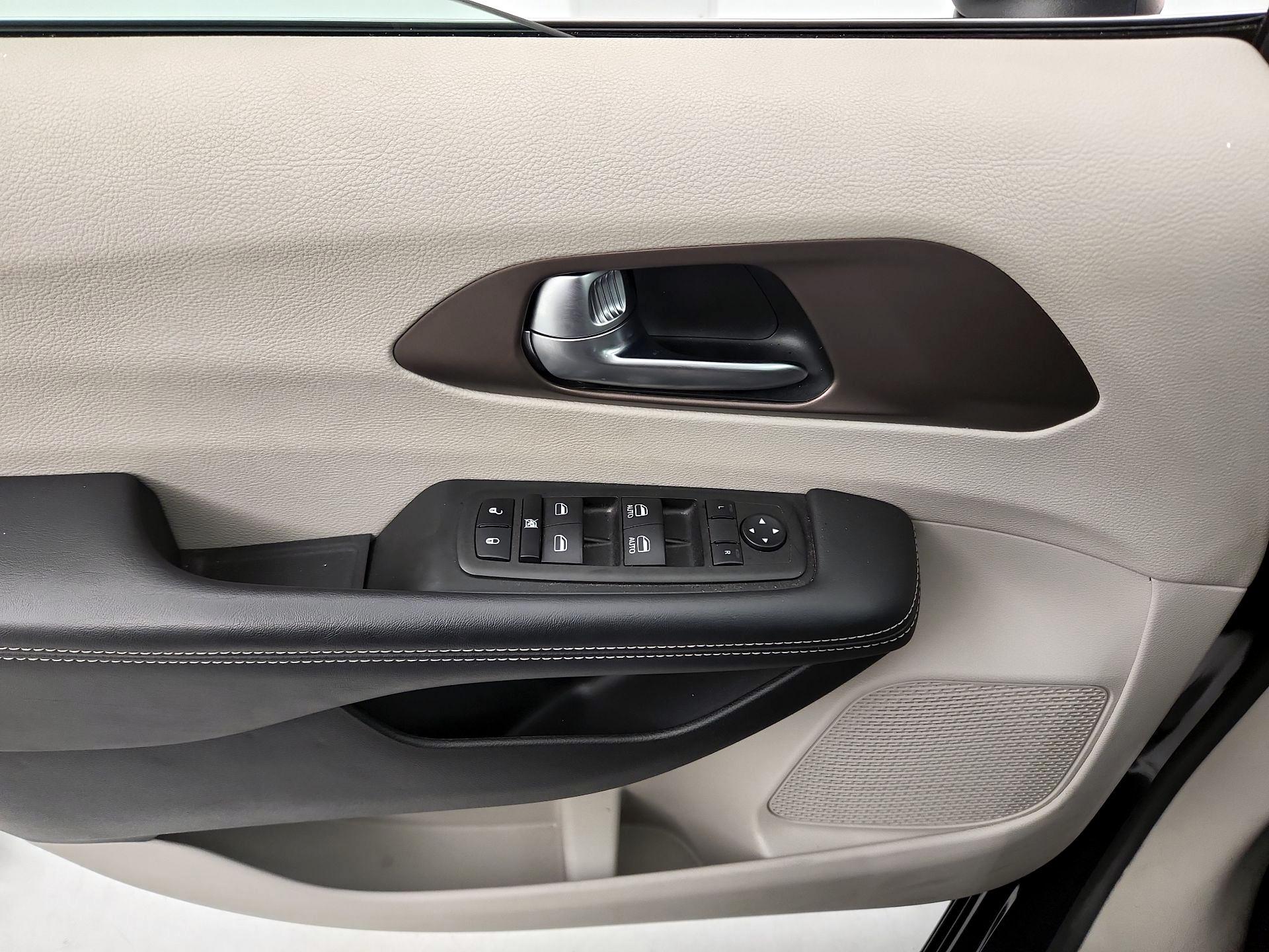 Thumbnail: 2023 Chrysler Voyager - 12