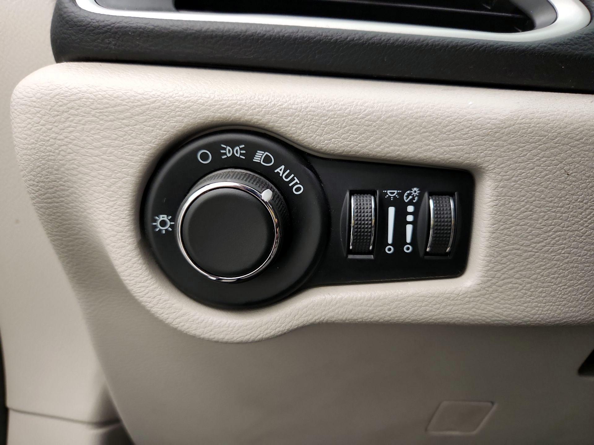 Thumbnail: 2023 Chrysler Voyager - 13
