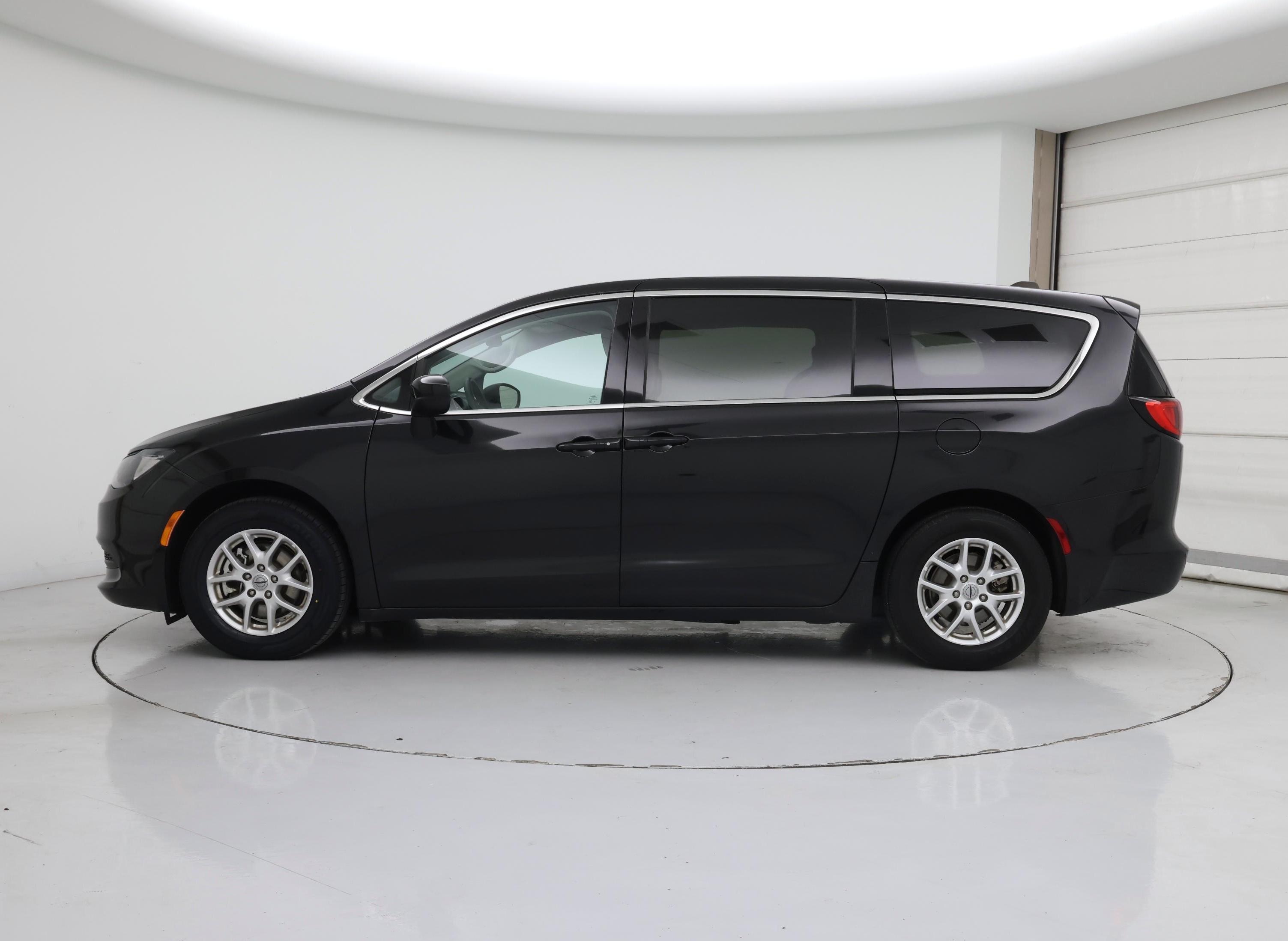 Thumbnail: 2023 Chrysler Voyager - 3