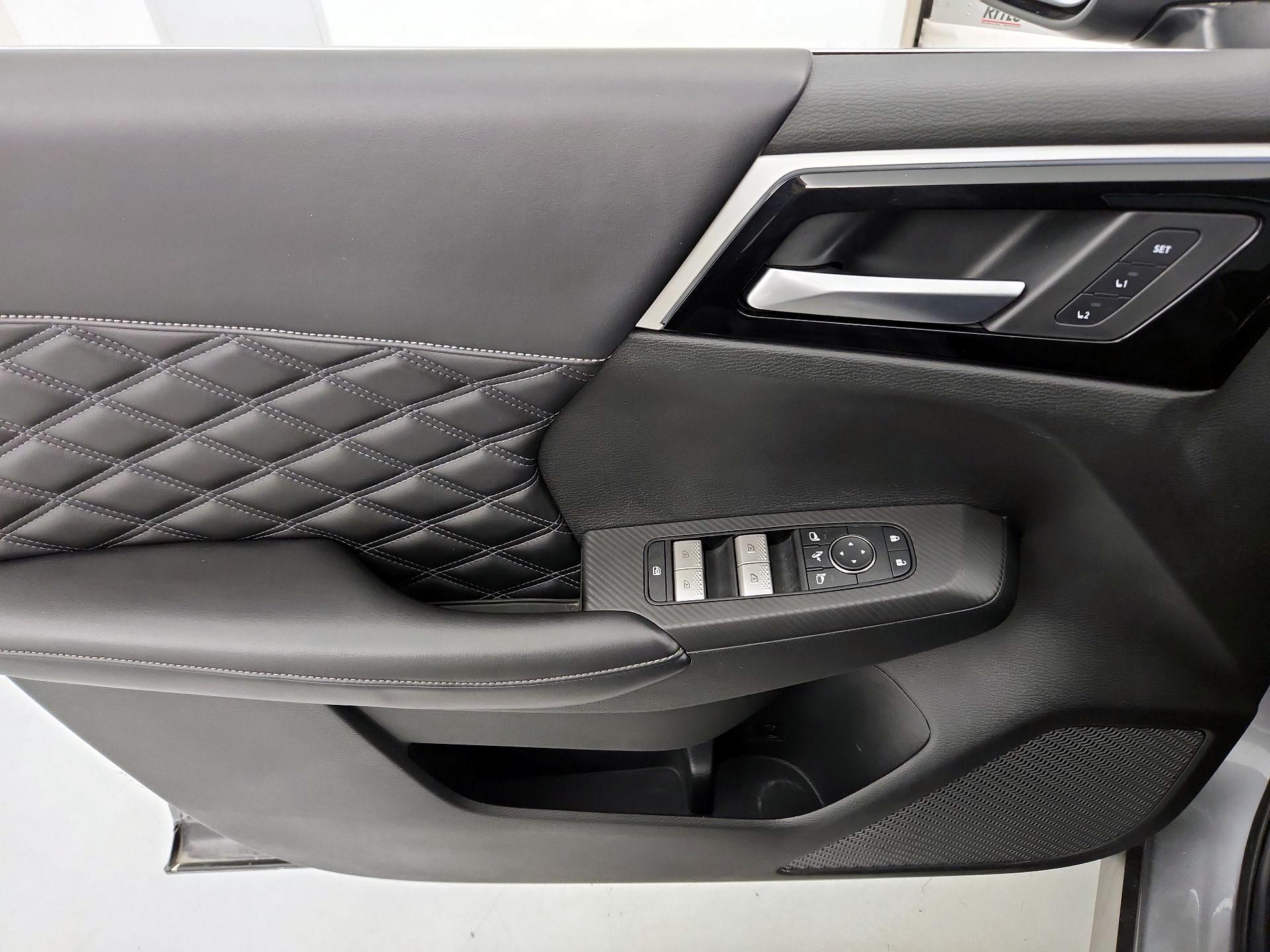 Thumbnail: 2023 Mitsubishi Outlander - 12