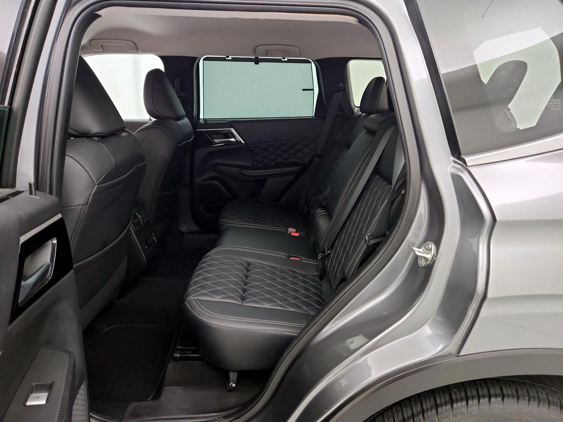 Thumbnail: 2023 Mitsubishi Outlander - 20