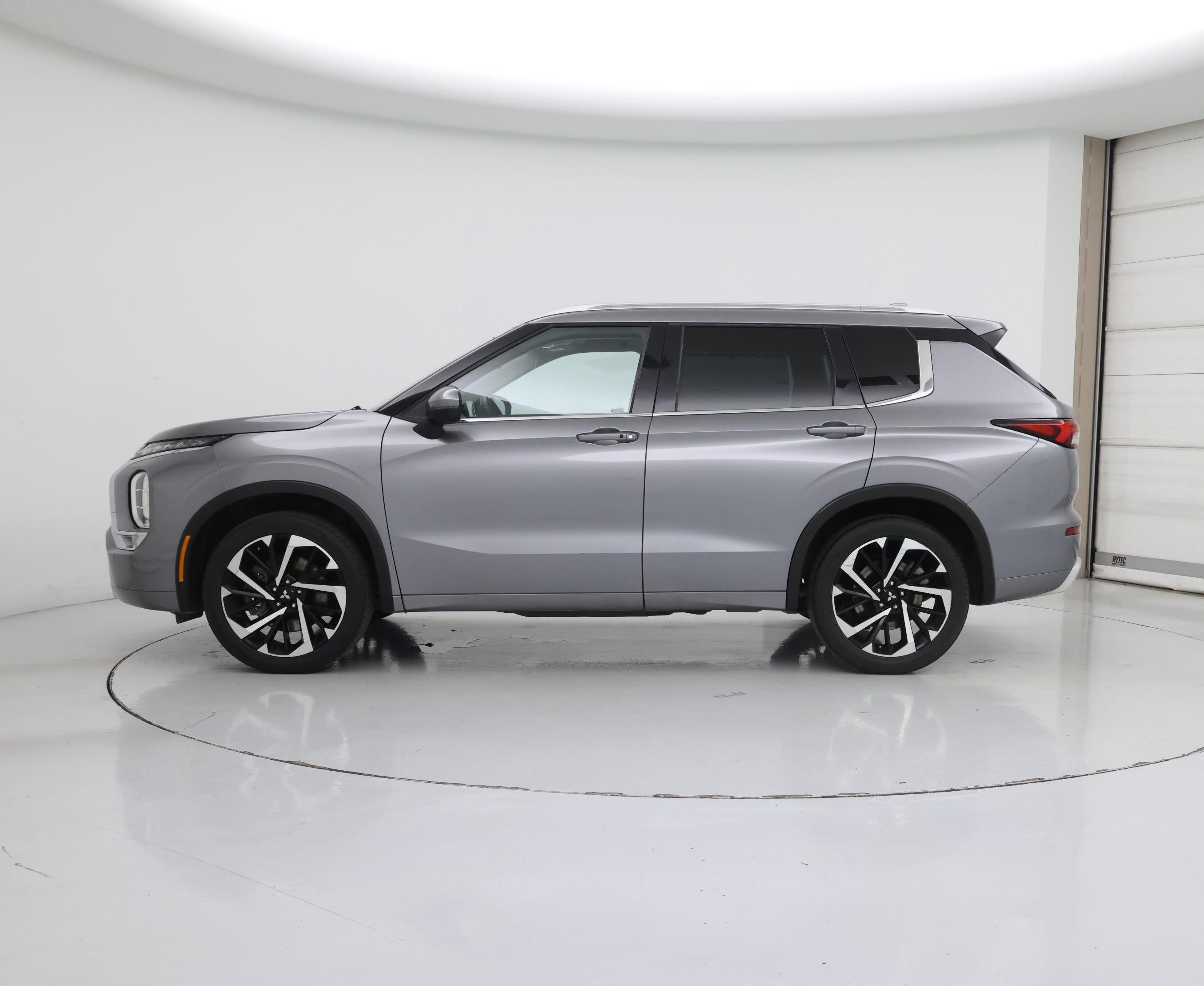 Thumbnail: 2023 Mitsubishi Outlander - 3