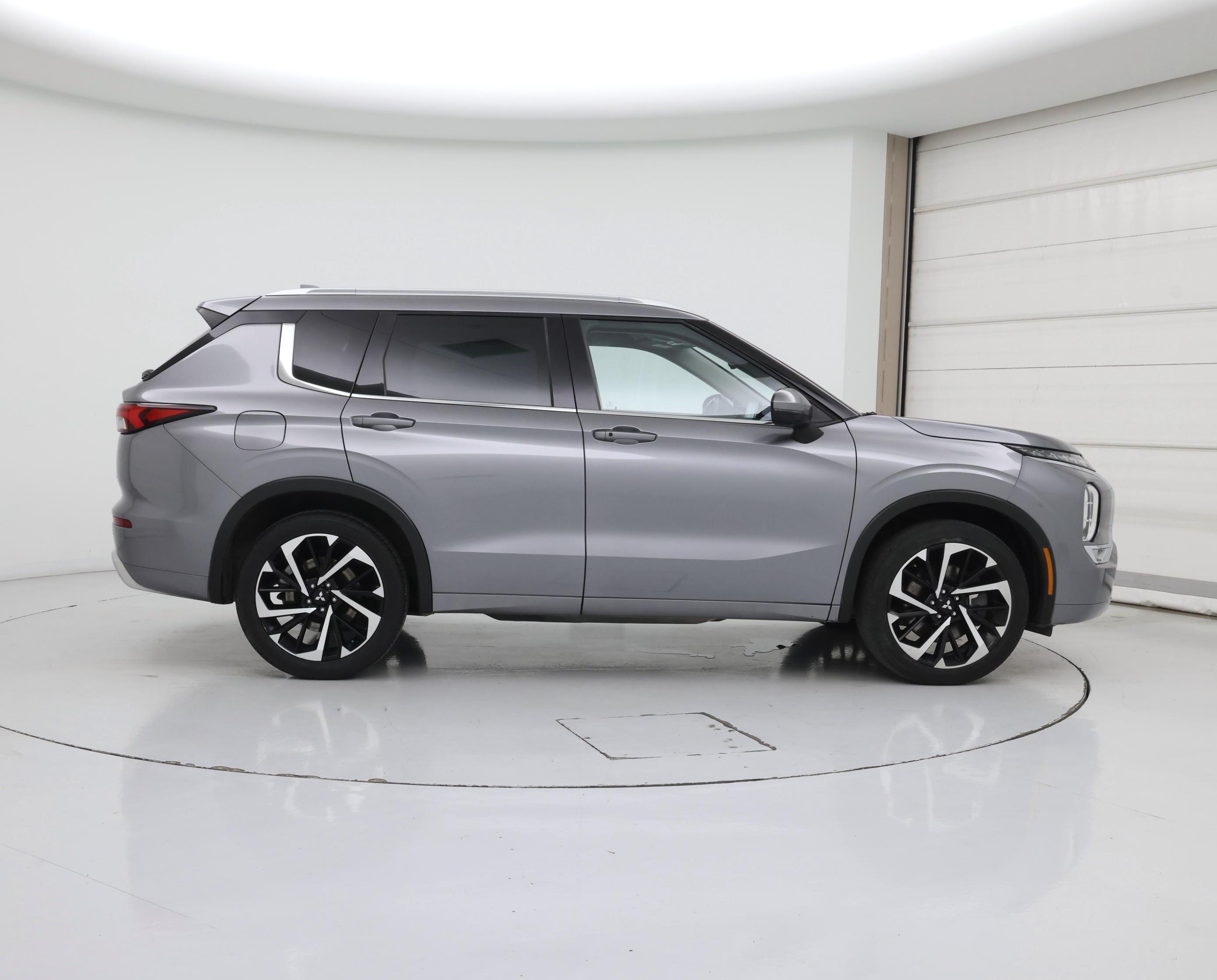Thumbnail: 2023 Mitsubishi Outlander - 7