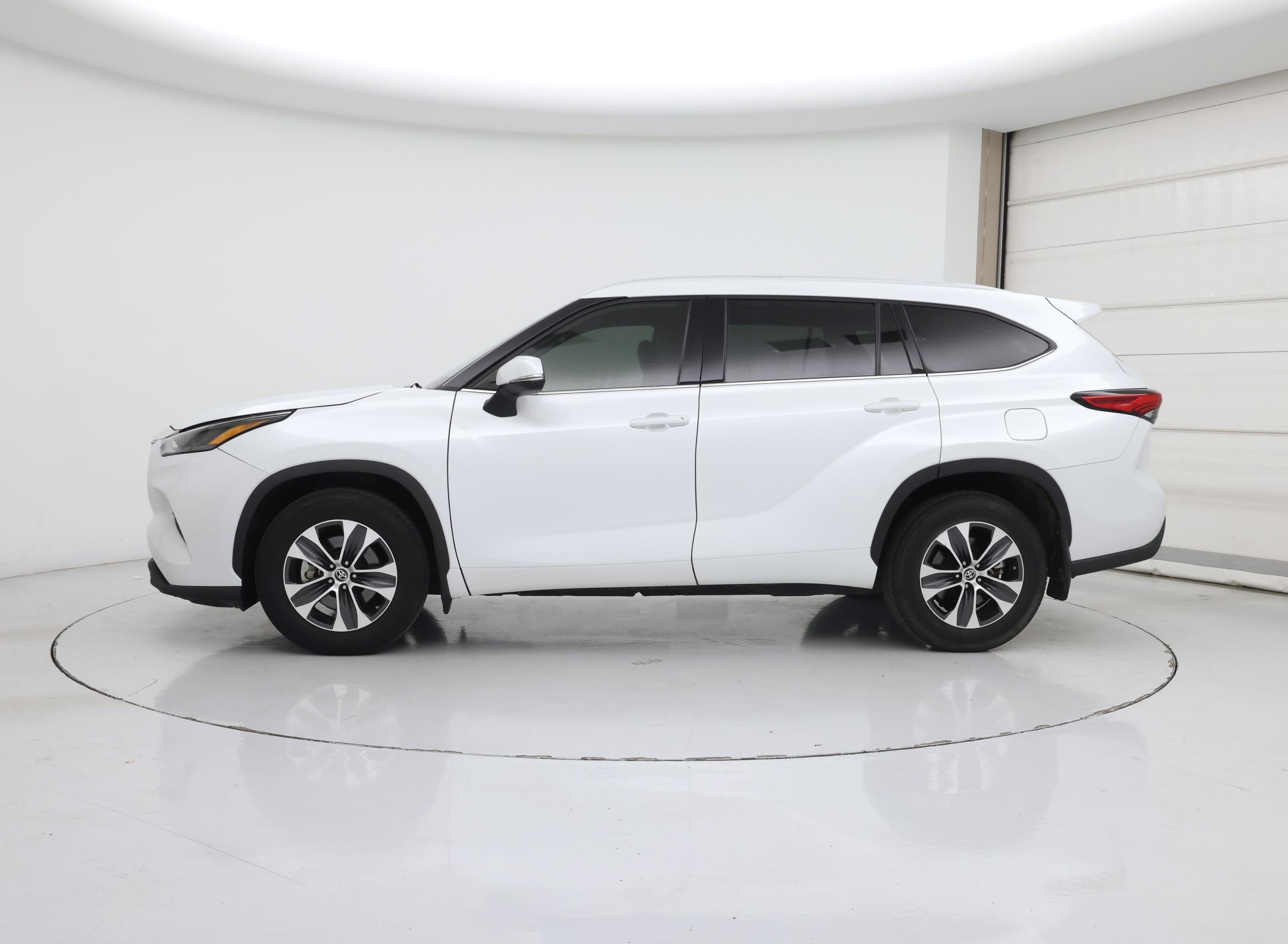 Thumbnail: 2022 Toyota Highlander - 3