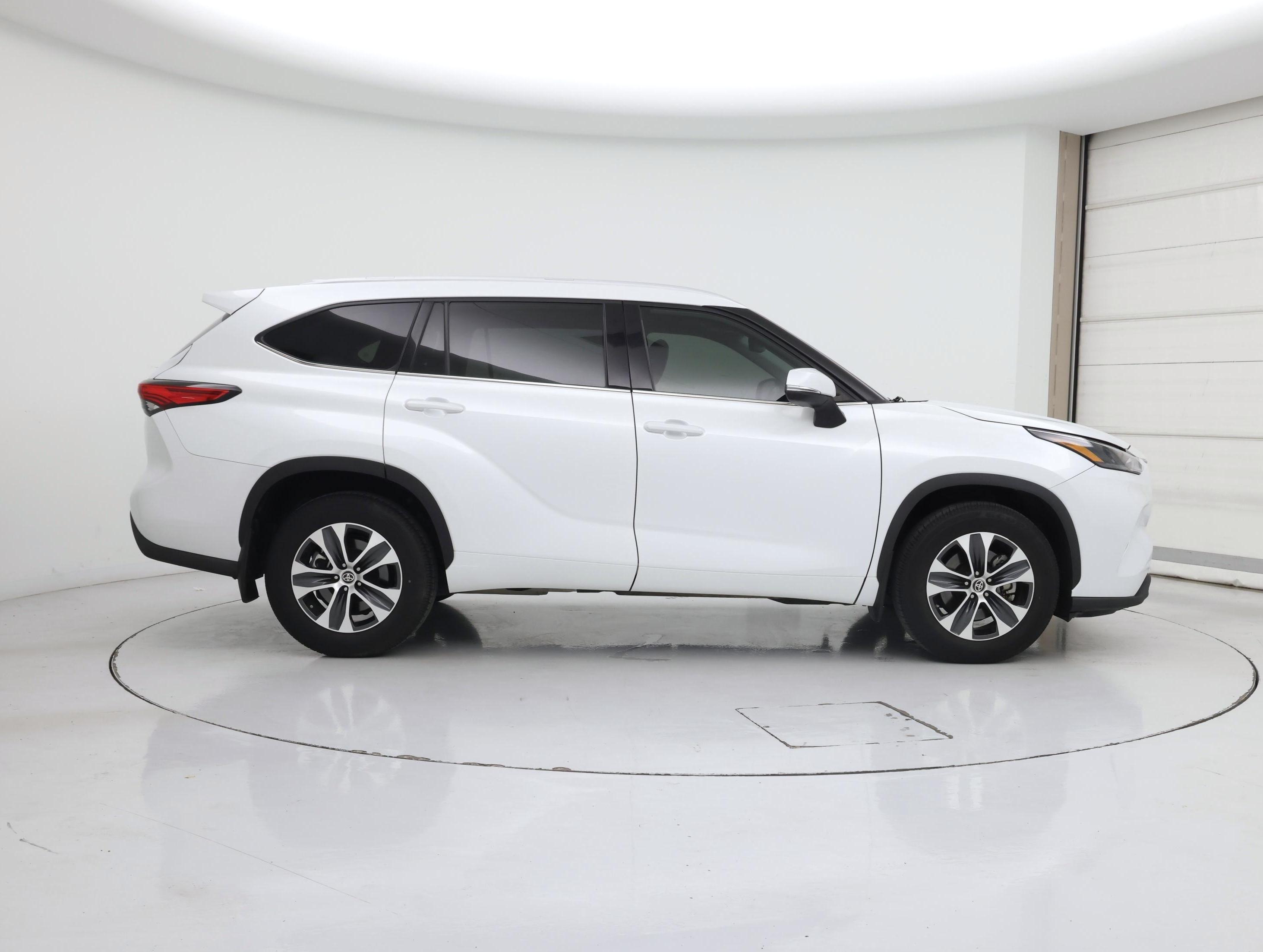 Thumbnail: 2022 Toyota Highlander - 7