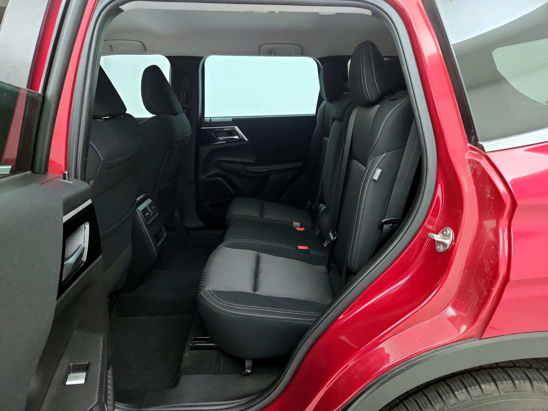 Thumbnail: 2023 Mitsubishi Outlander - 19