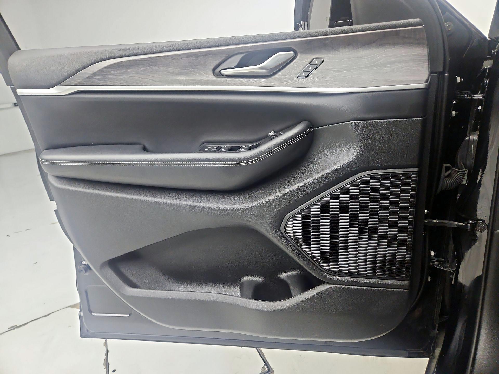 Thumbnail: 2023 Jeep Grand Cherokee - 12