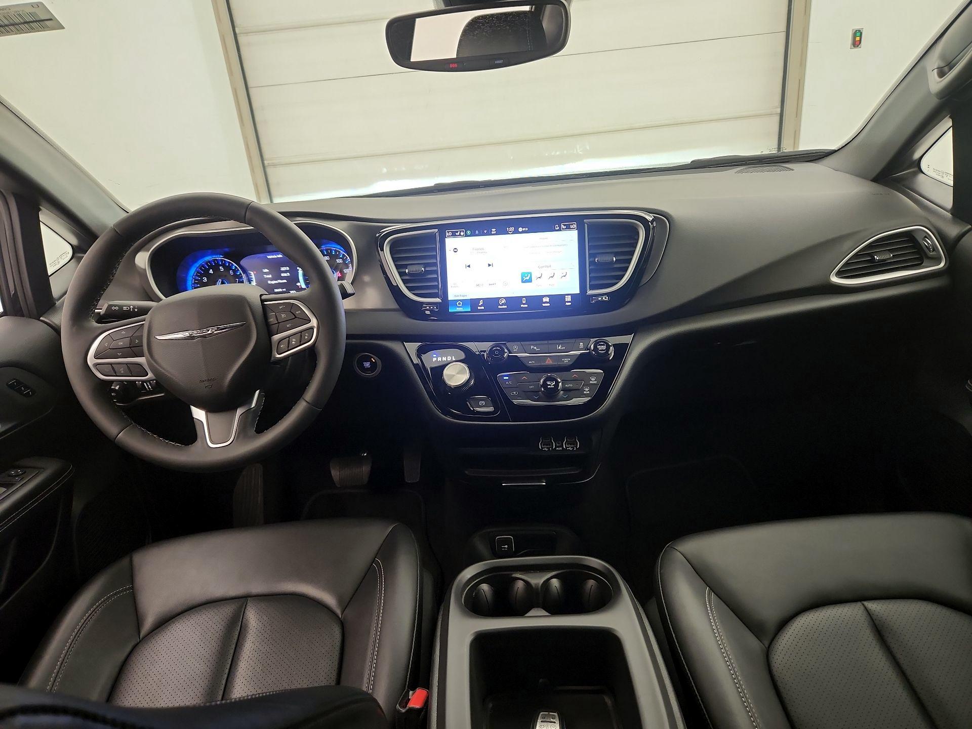 Thumbnail: 2025 Chrysler Pacifica - 9