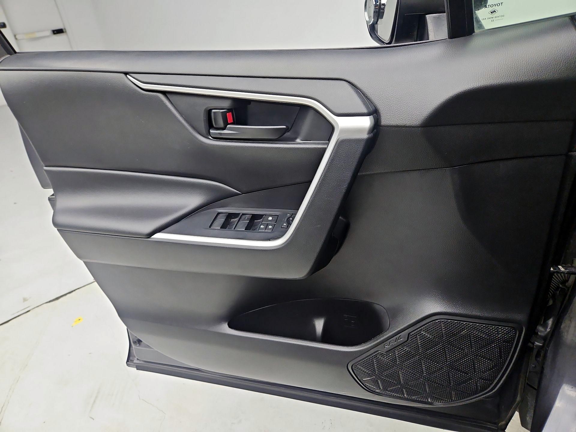 Thumbnail: 2022 Toyota RAV4 - 12