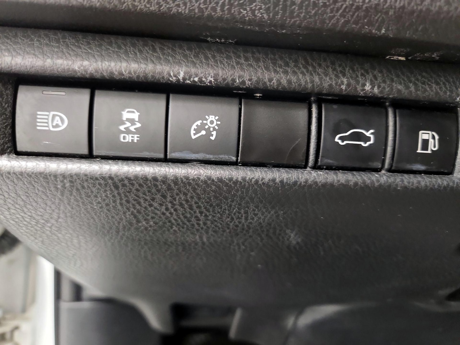 2025 Toyota Camry LE - Photo 14
