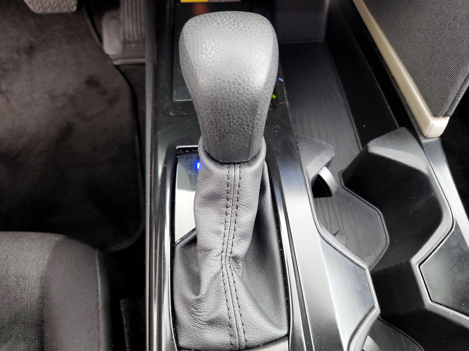 2025 Toyota Camry LE - Photo 18