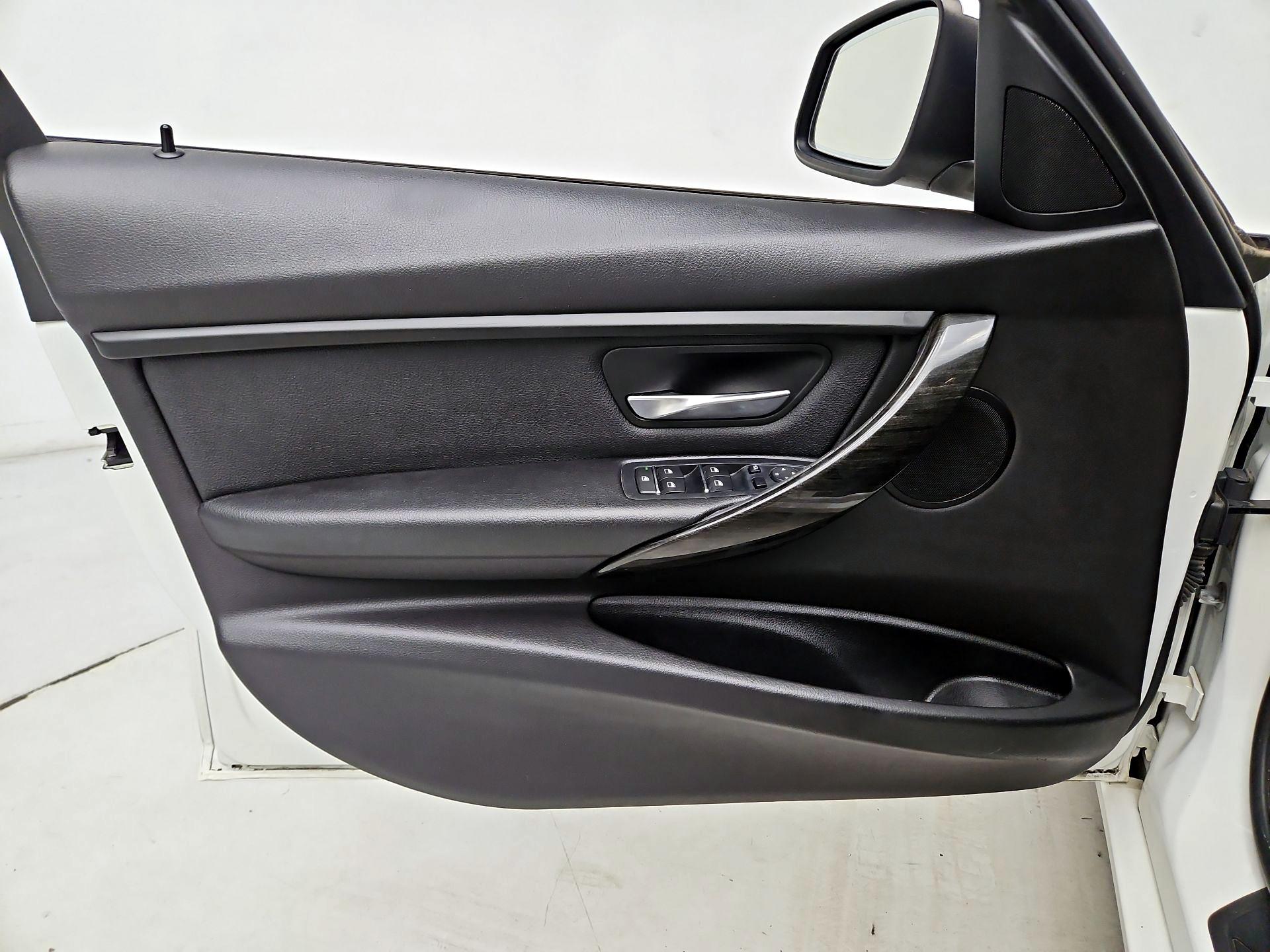 Thumbnail: 2018 BMW 3 Series - 12