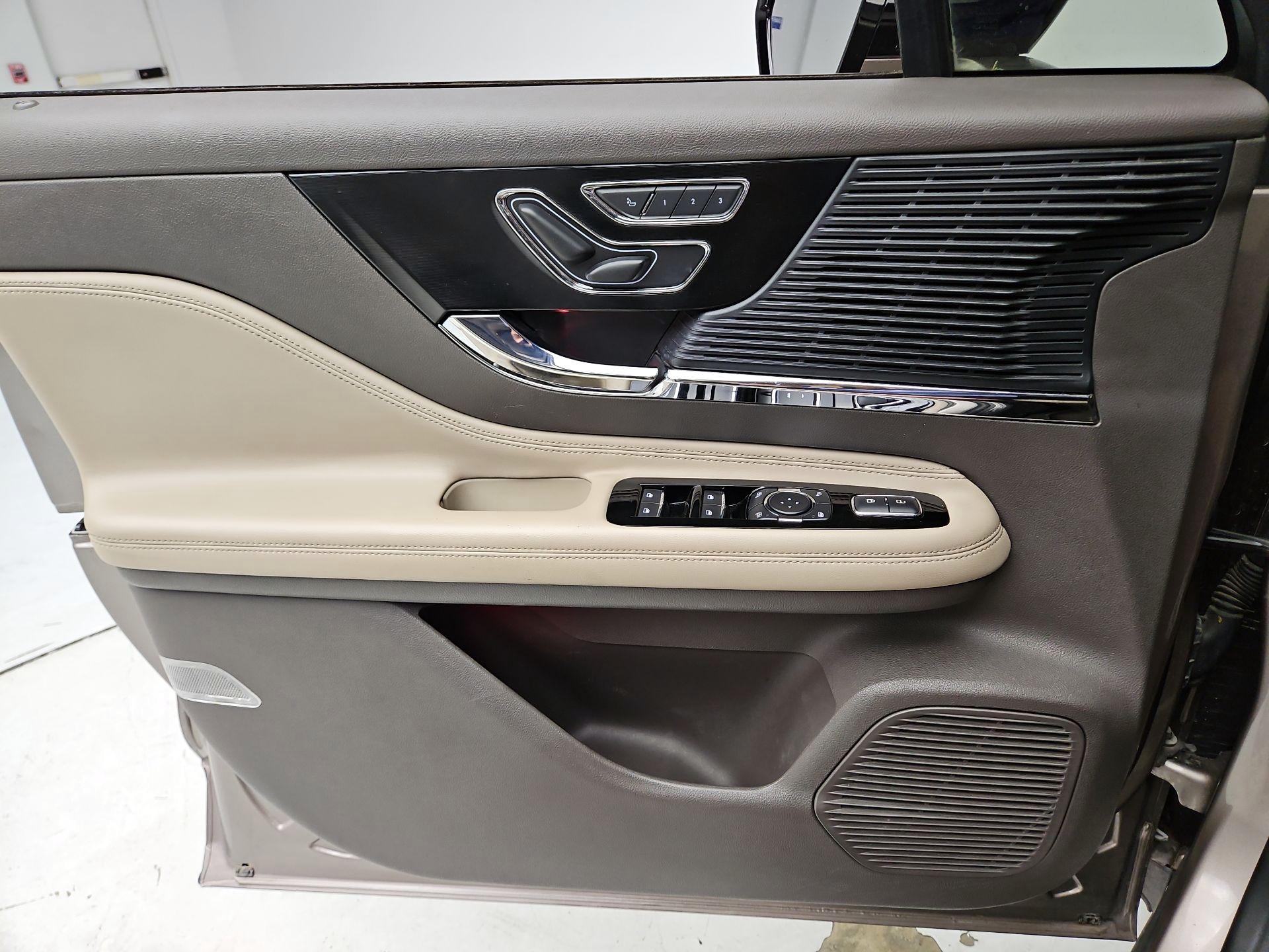 Thumbnail: 2020 Lincoln Corsair - 12