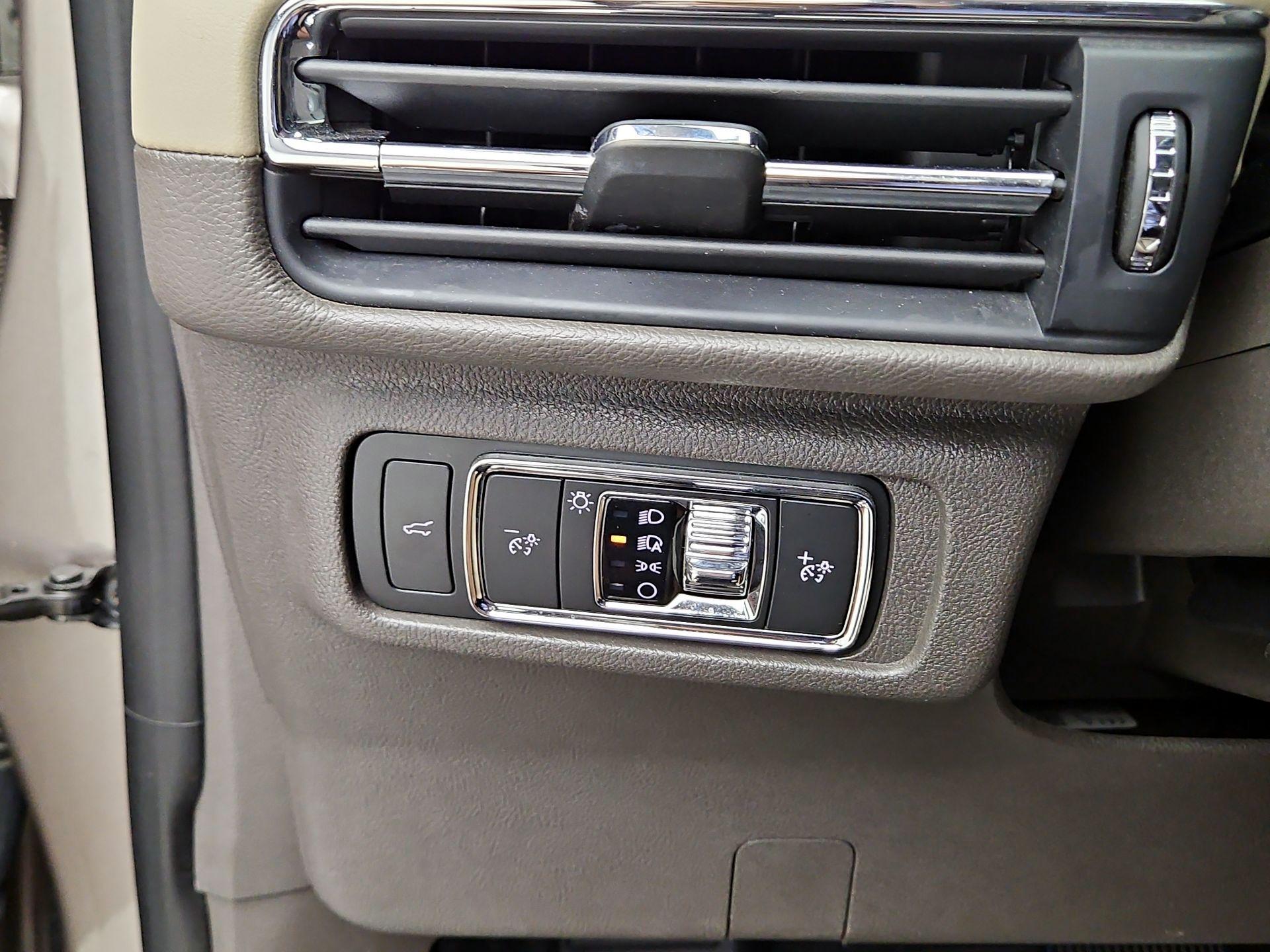 Thumbnail: 2020 Lincoln Corsair - 13