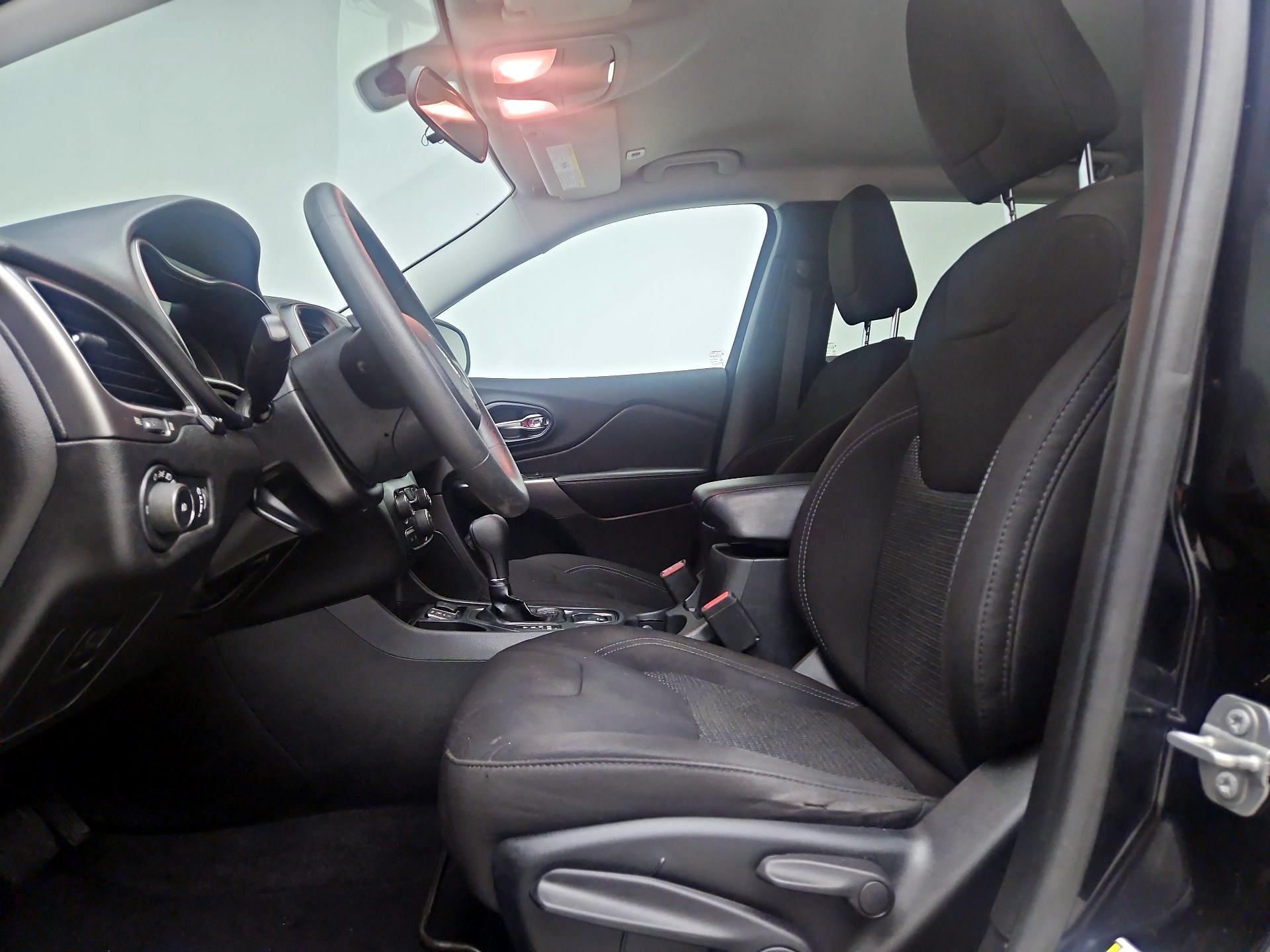 Thumbnail: 2019 Jeep Cherokee - 11