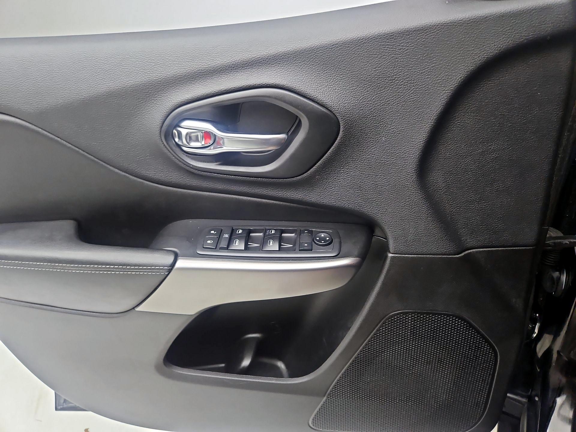 Thumbnail: 2019 Jeep Cherokee - 12