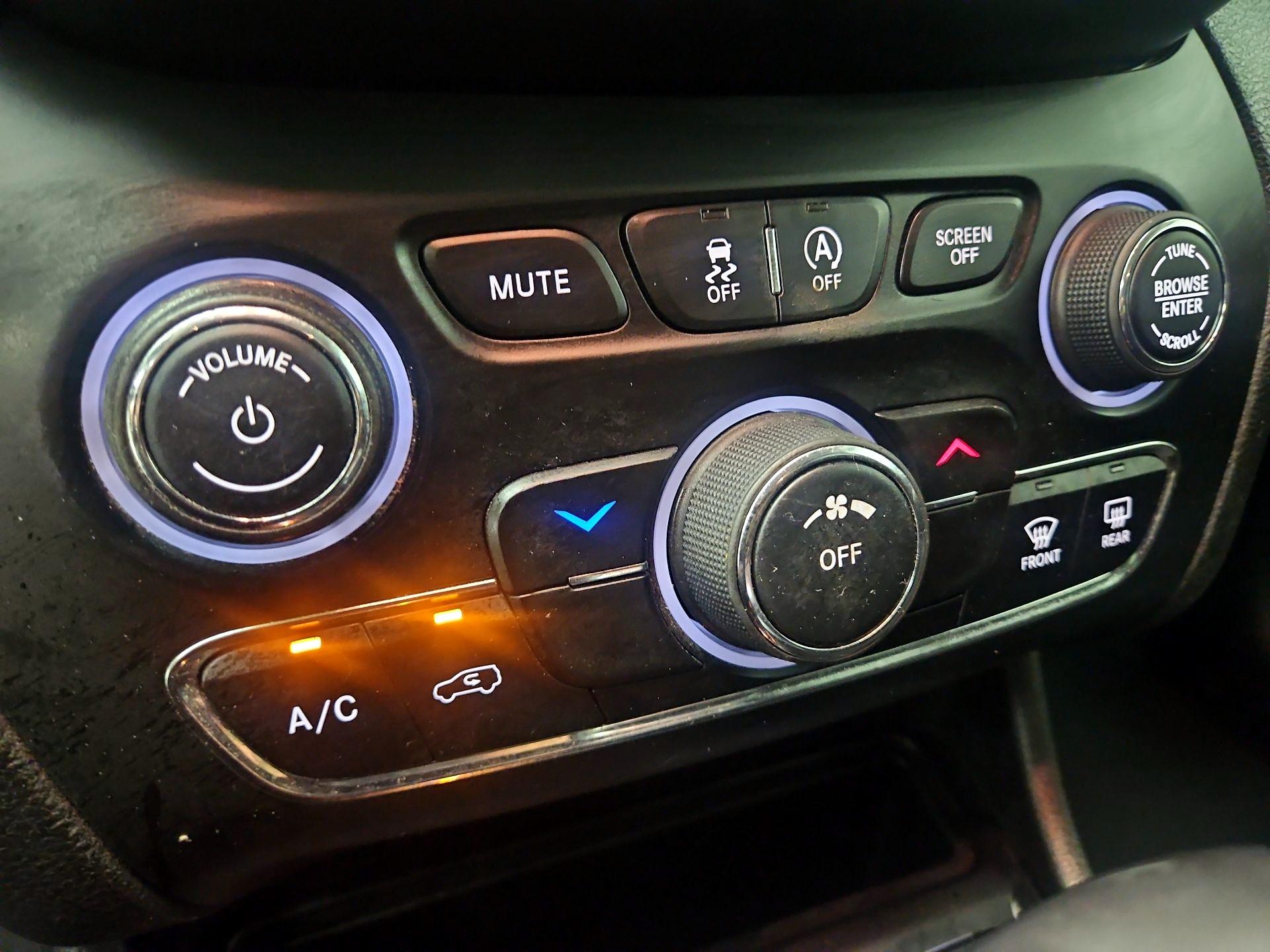 Thumbnail: 2019 Jeep Cherokee - 16