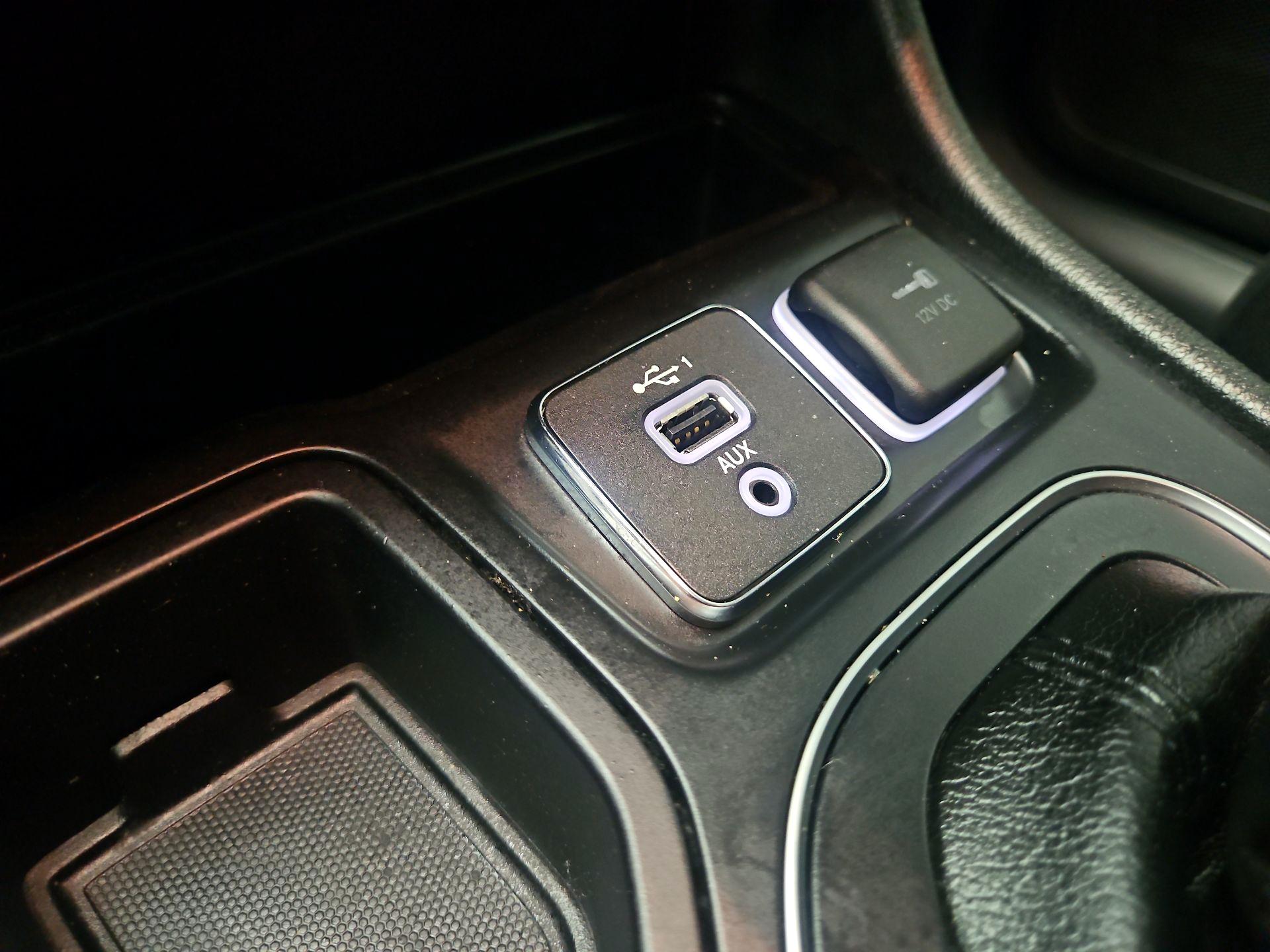 Thumbnail: 2019 Jeep Cherokee - 18