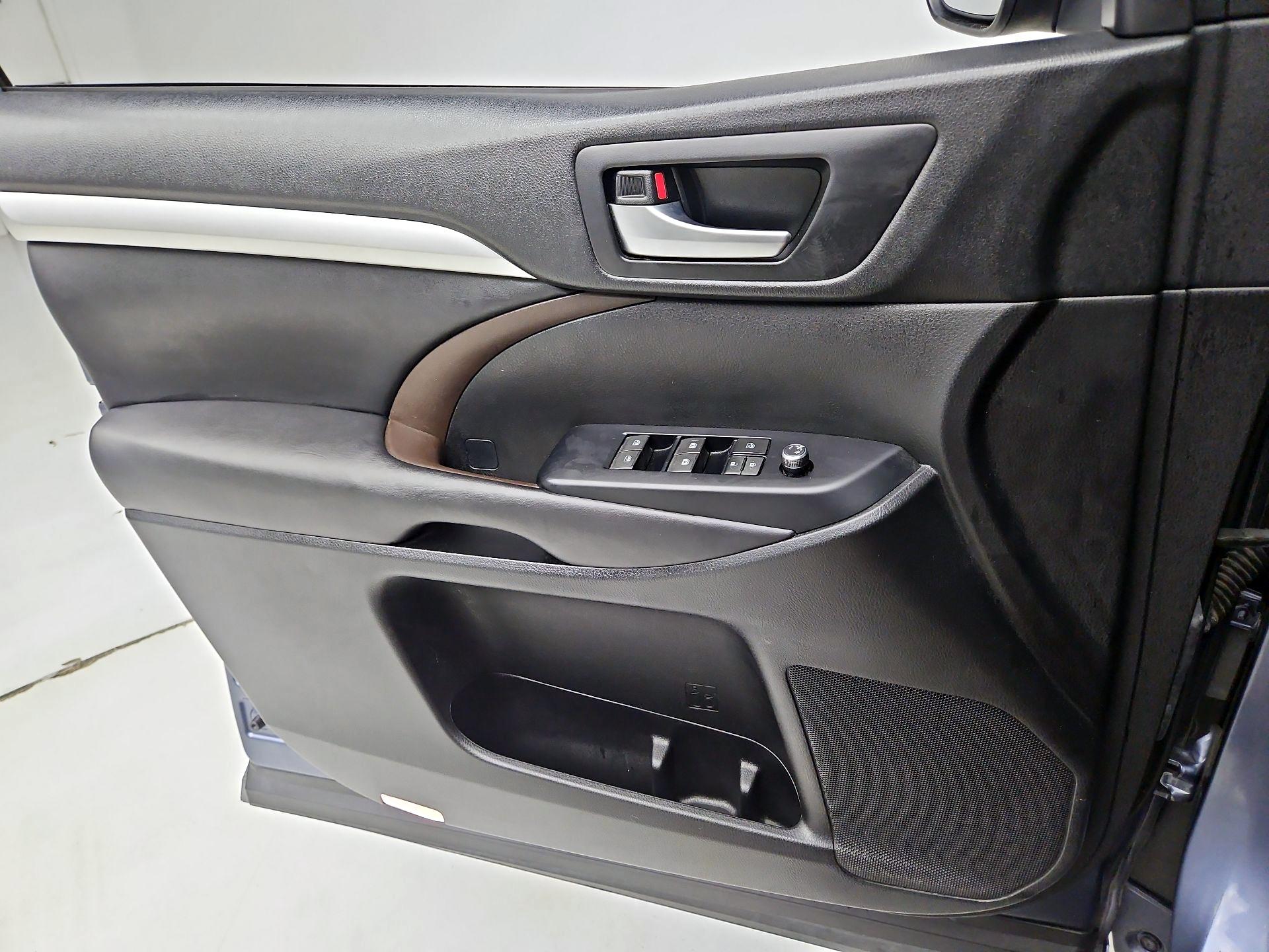 Thumbnail: 2018 Toyota Highlander - 12