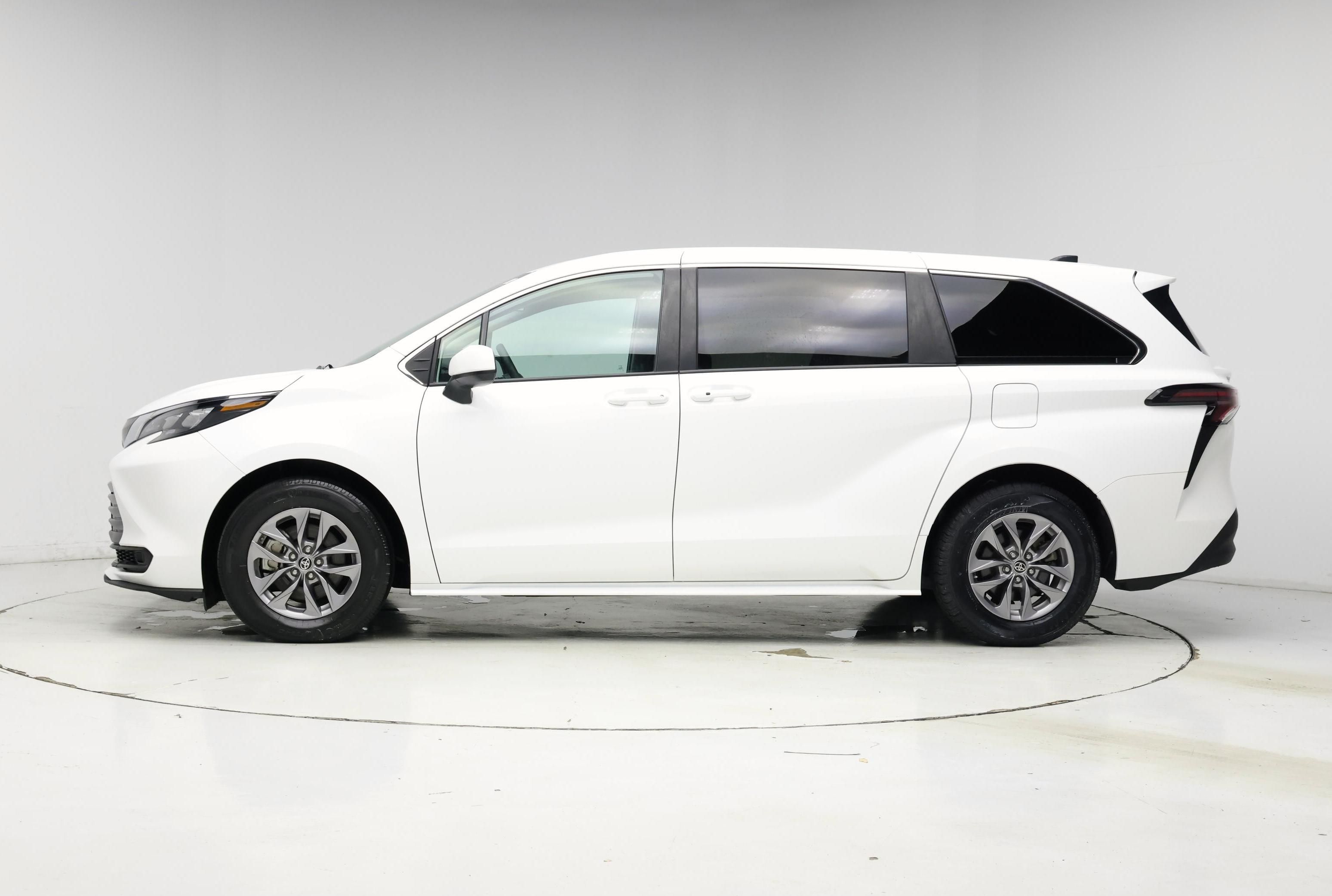 Thumbnail: 2024 Toyota Sienna - 3
