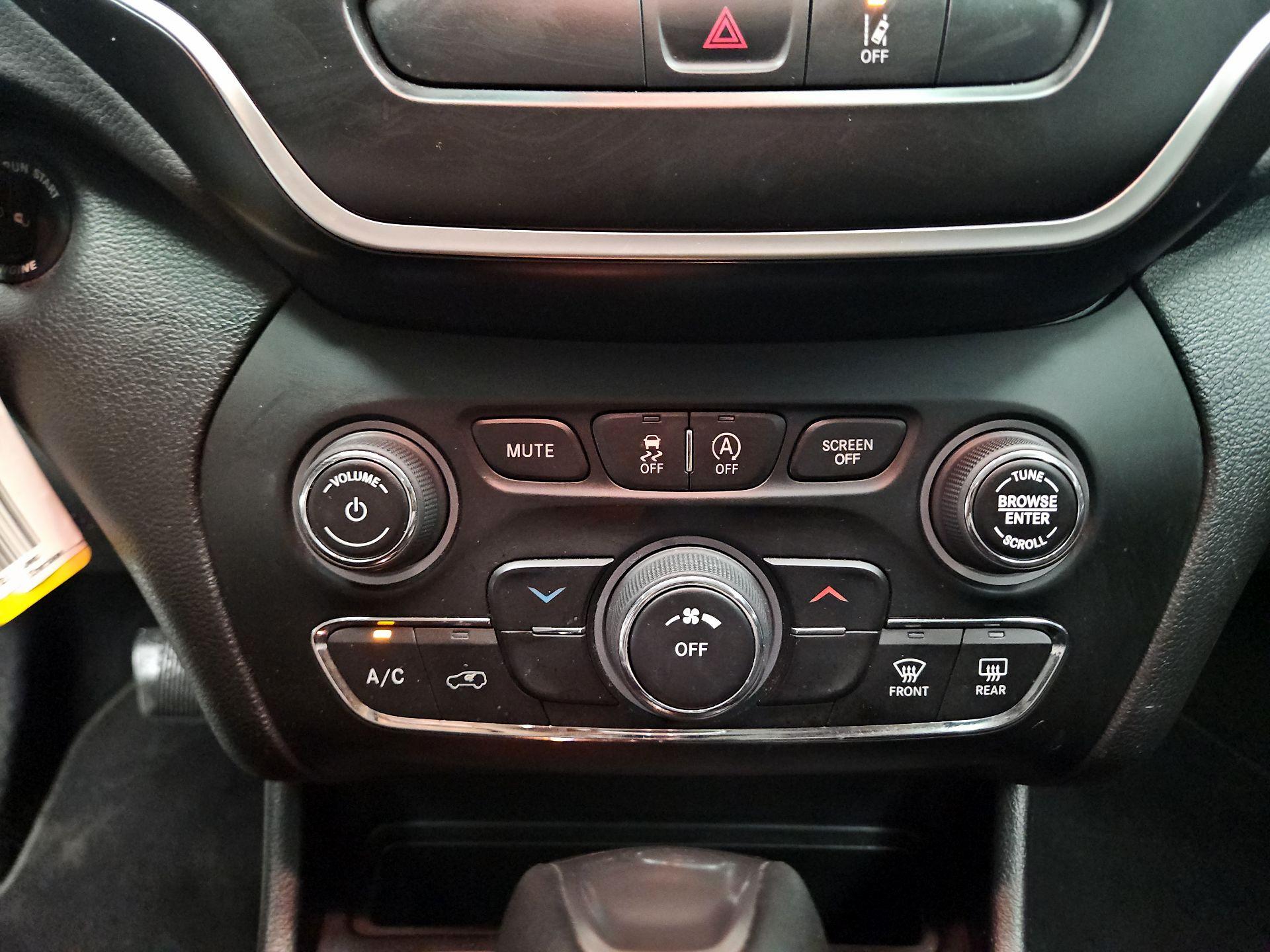 Thumbnail: 2021 Jeep Cherokee - 16