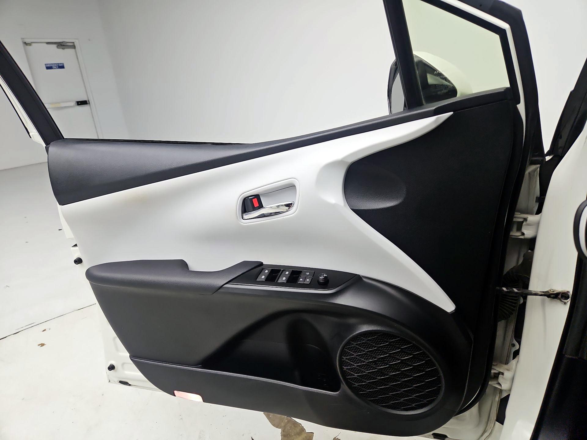 Thumbnail: 2017 Toyota Prius - 12