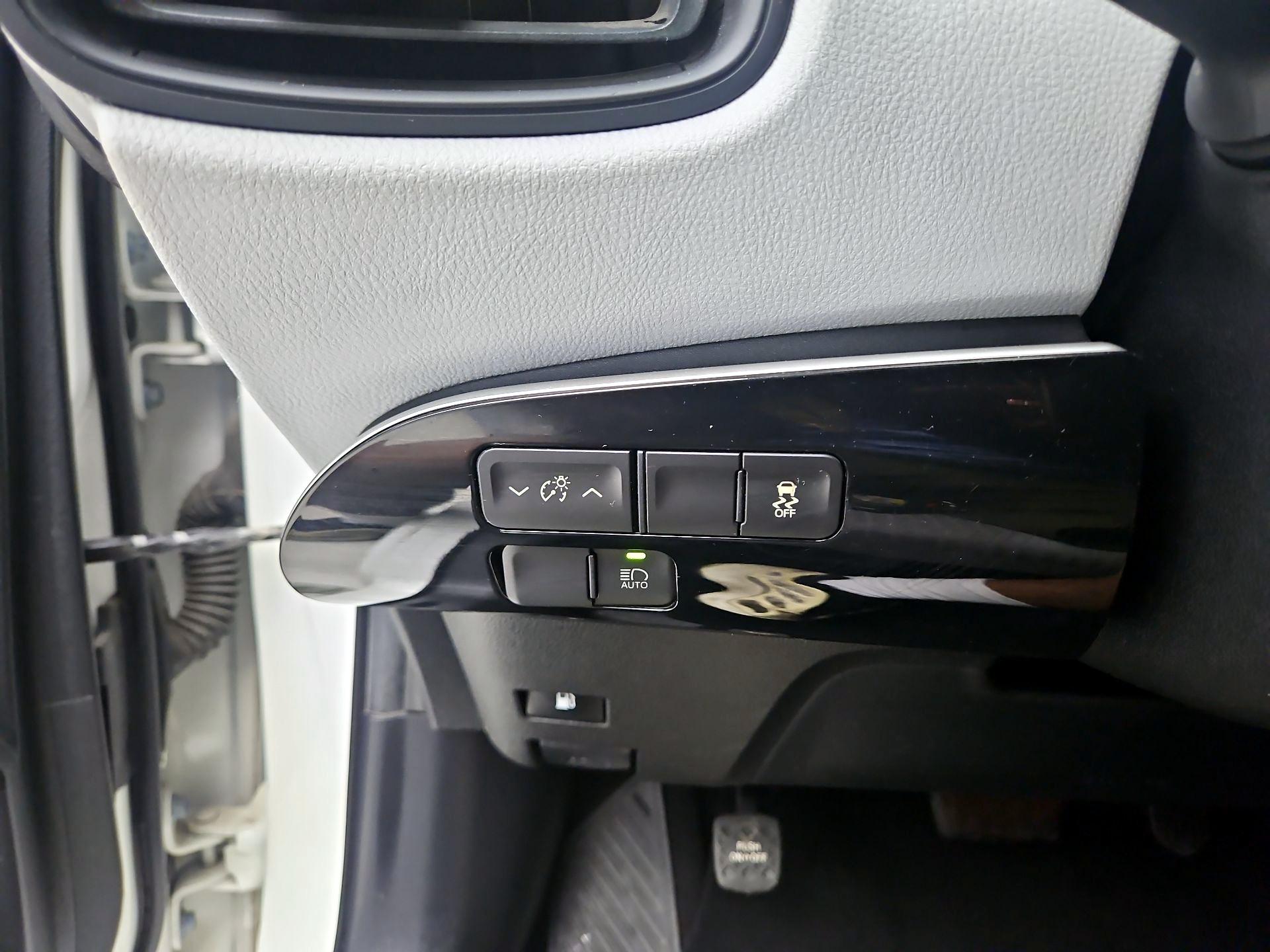 Thumbnail: 2017 Toyota Prius - 13