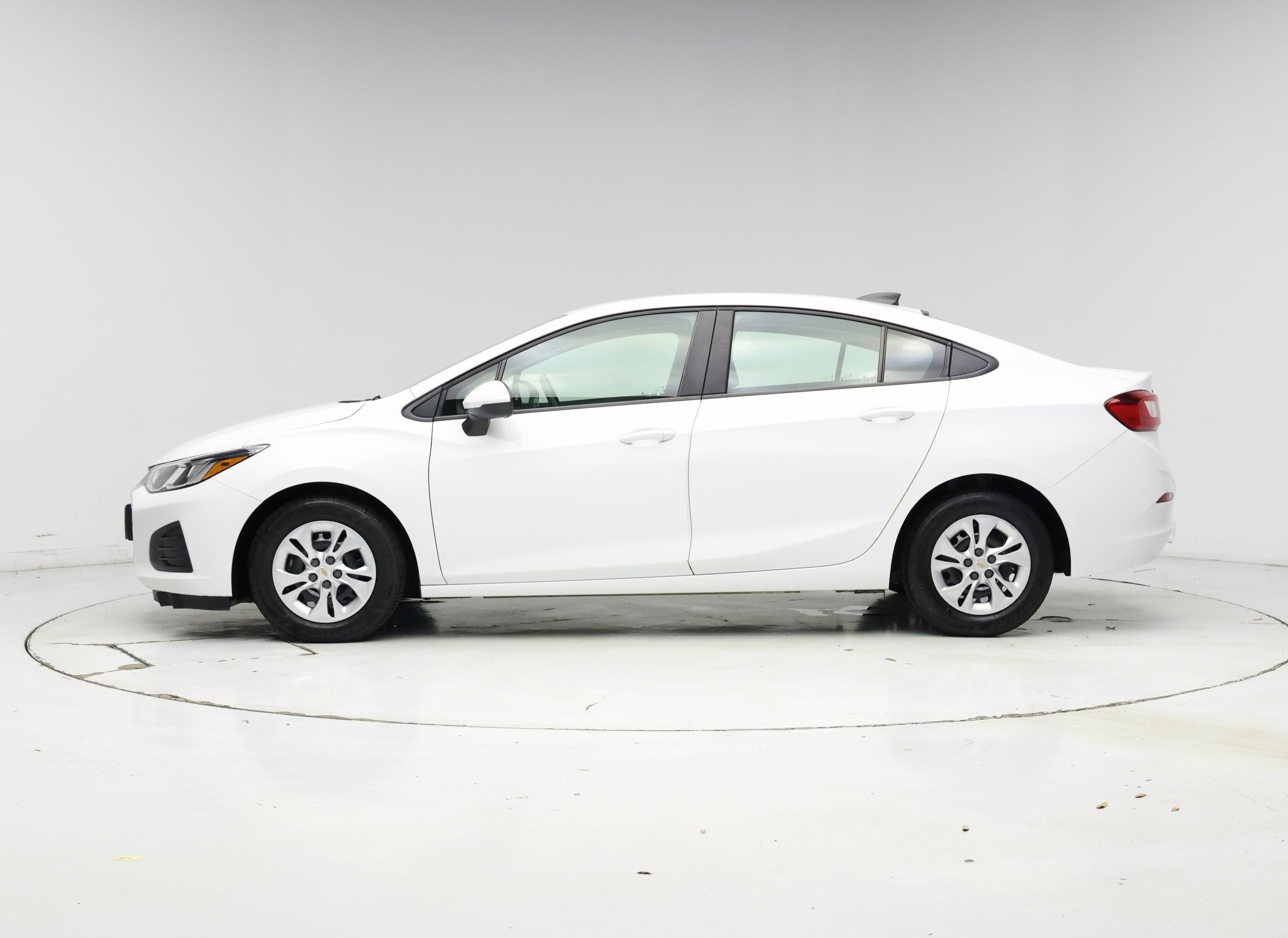 Thumbnail: 2019 Chevrolet Cruze - 3