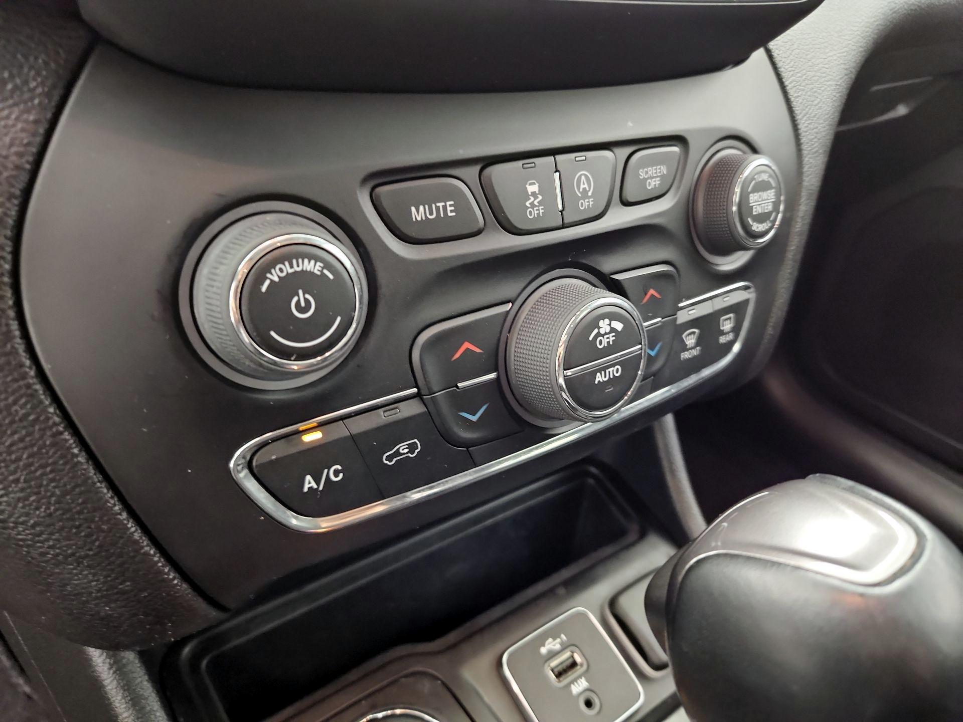 Thumbnail: 2022 Jeep Cherokee - 16