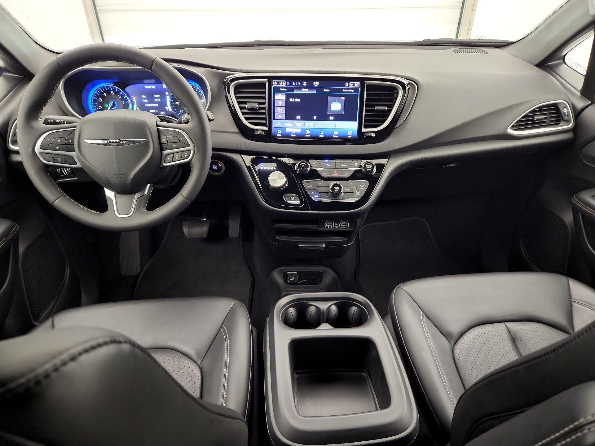 Thumbnail: 2025 Chrysler Pacifica - 9